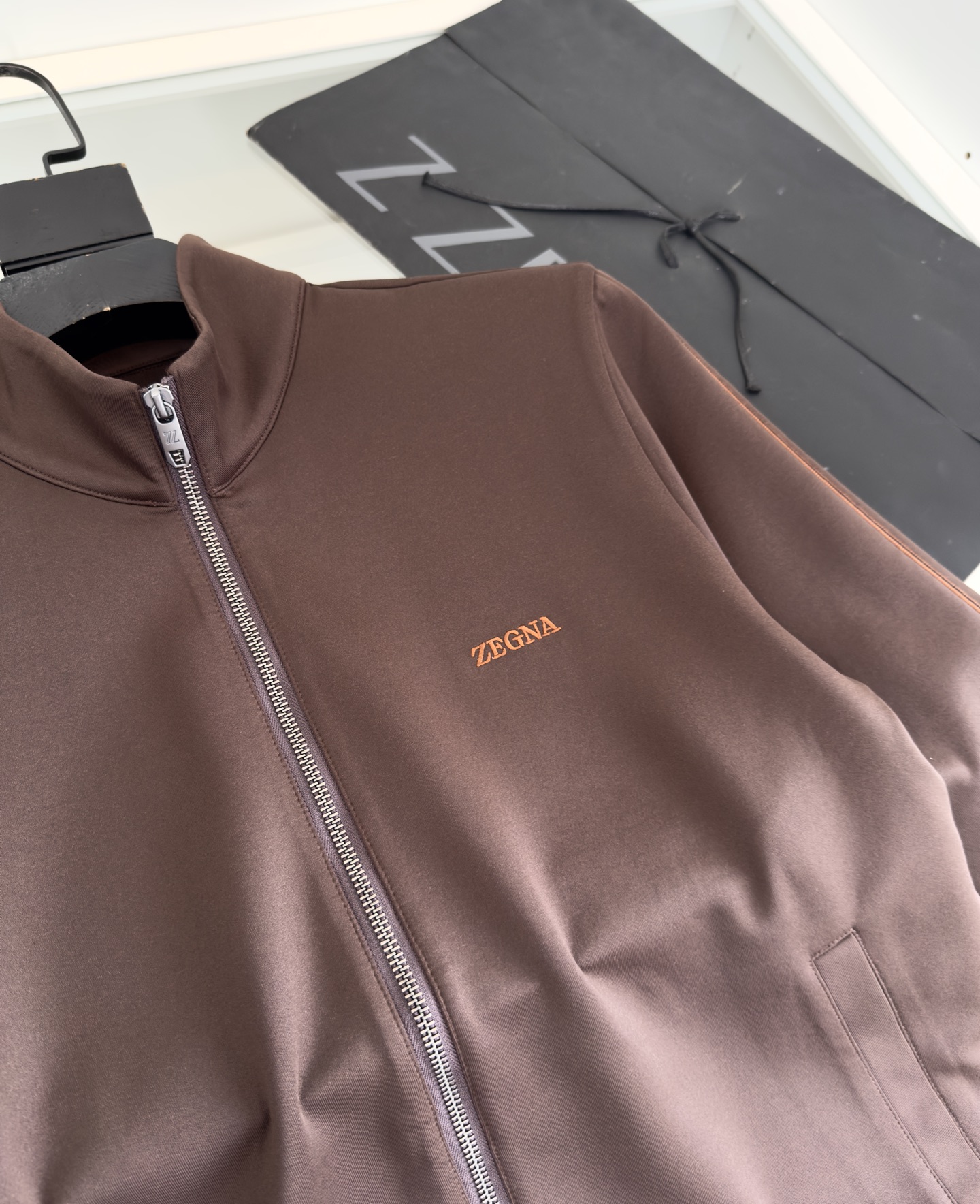 “Classic Geometric Sportswear Outfit with Letter Embroidery, Zipper Locks, and Detailed Design in Dark Blue” - 图片 4