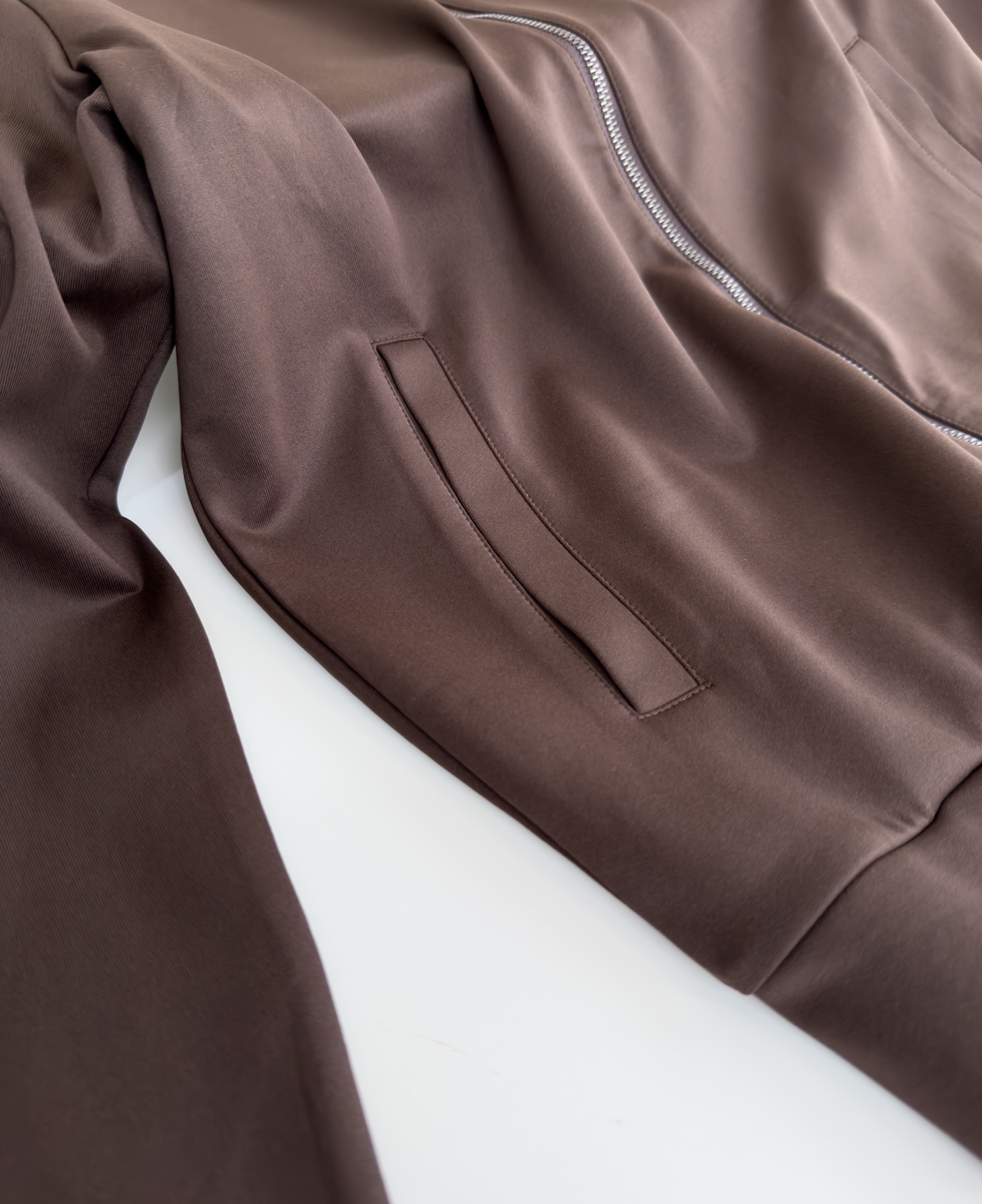 “Classic Geometric Sportswear Outfit with Letter Embroidery, Zipper Locks, and Detailed Design in Dark Blue” - 图片 5