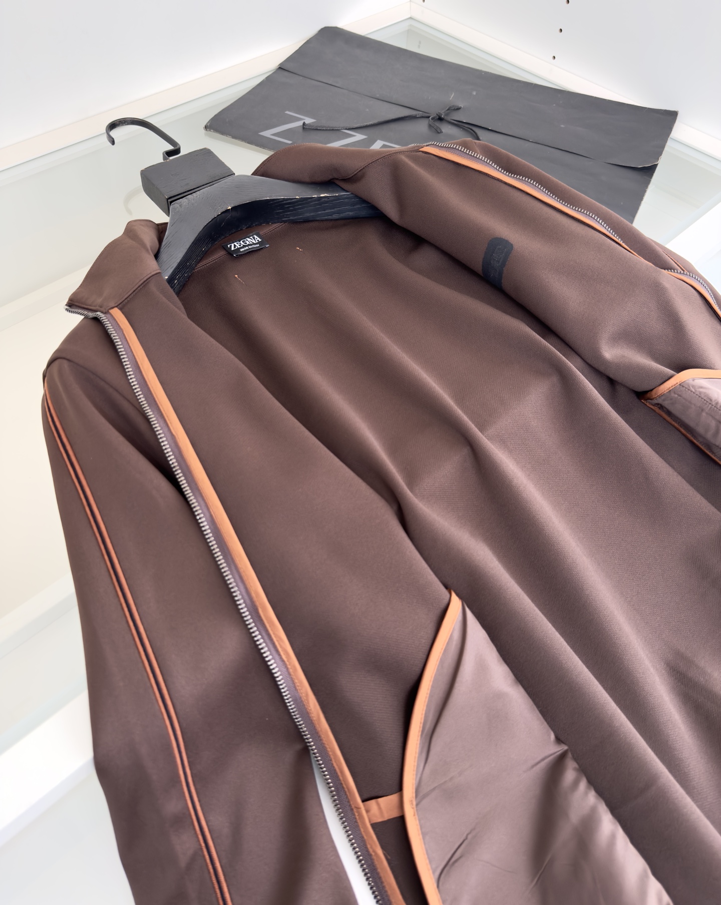 “Classic Geometric Sportswear Outfit with Letter Embroidery, Zipper Locks, and Detailed Design in Dark Blue” - 图片 7