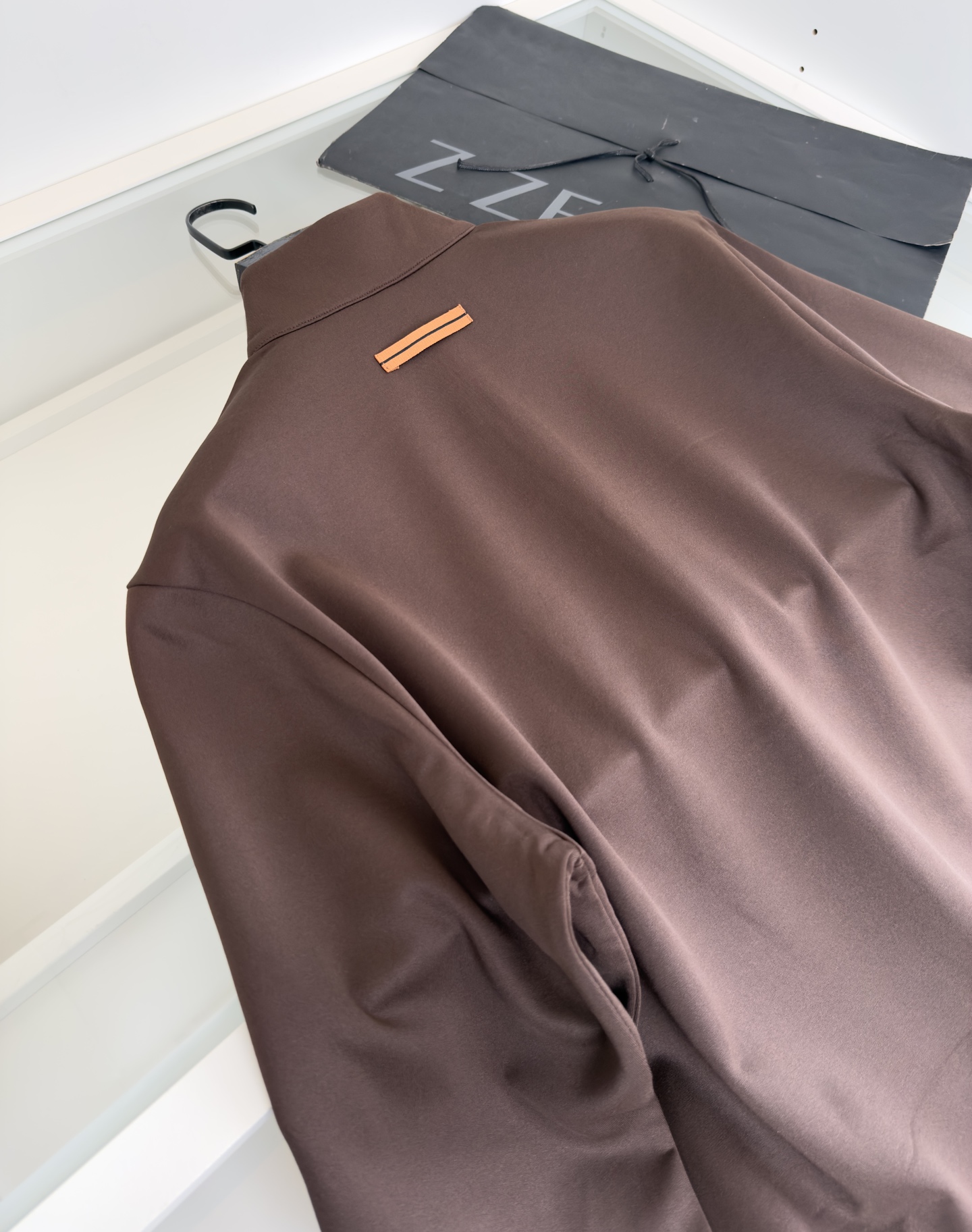 “Classic Geometric Sportswear Outfit with Letter Embroidery, Zipper Locks, and Detailed Design in Dark Blue” - 图片 9