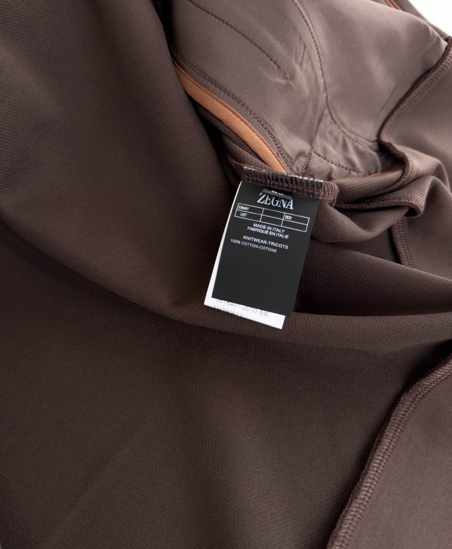 “Classic Geometric Sportswear Outfit with Letter Embroidery, Zipper Locks, and Detailed Design in Dark Blue” - 图片 8