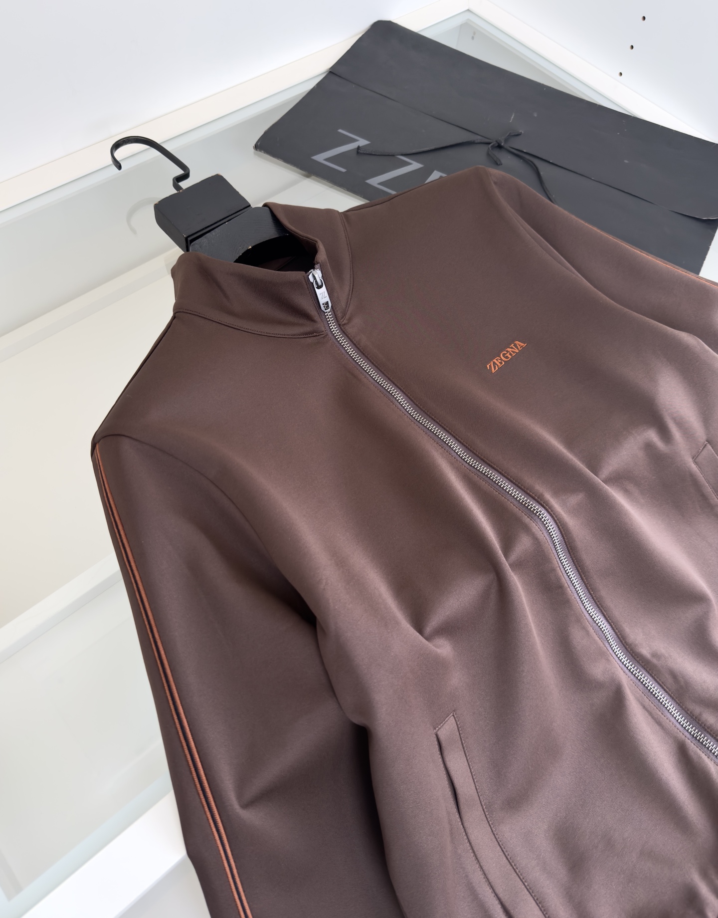 “Classic Geometric Sportswear Outfit with Letter Embroidery, Zipper Locks, and Detailed Design in Dark Blue” - 图片 3