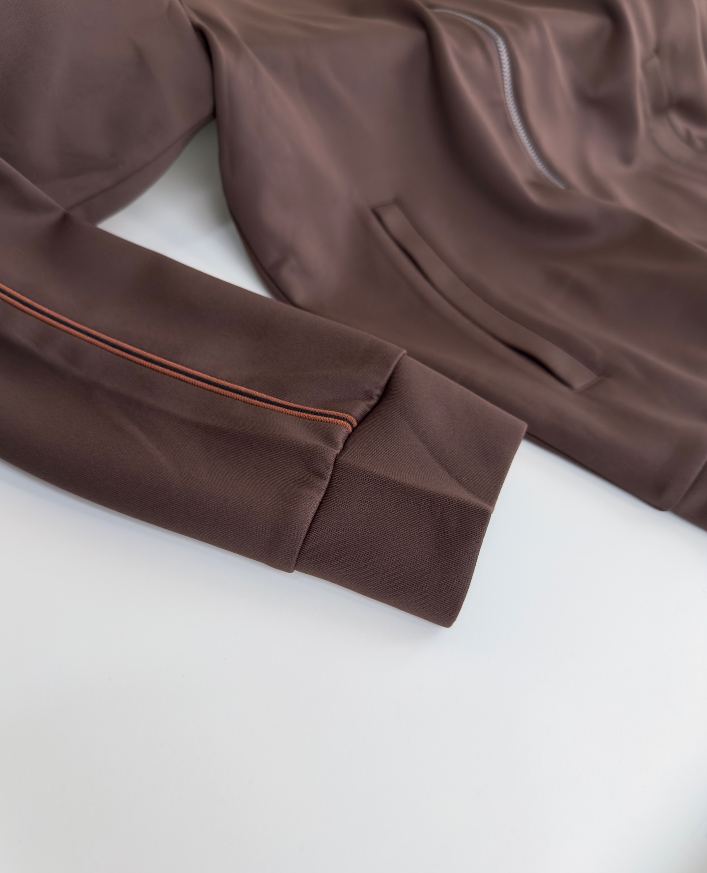 “Classic Geometric Sportswear Outfit with Letter Embroidery, Zipper Locks, and Detailed Design in Dark Blue” - 图片 6