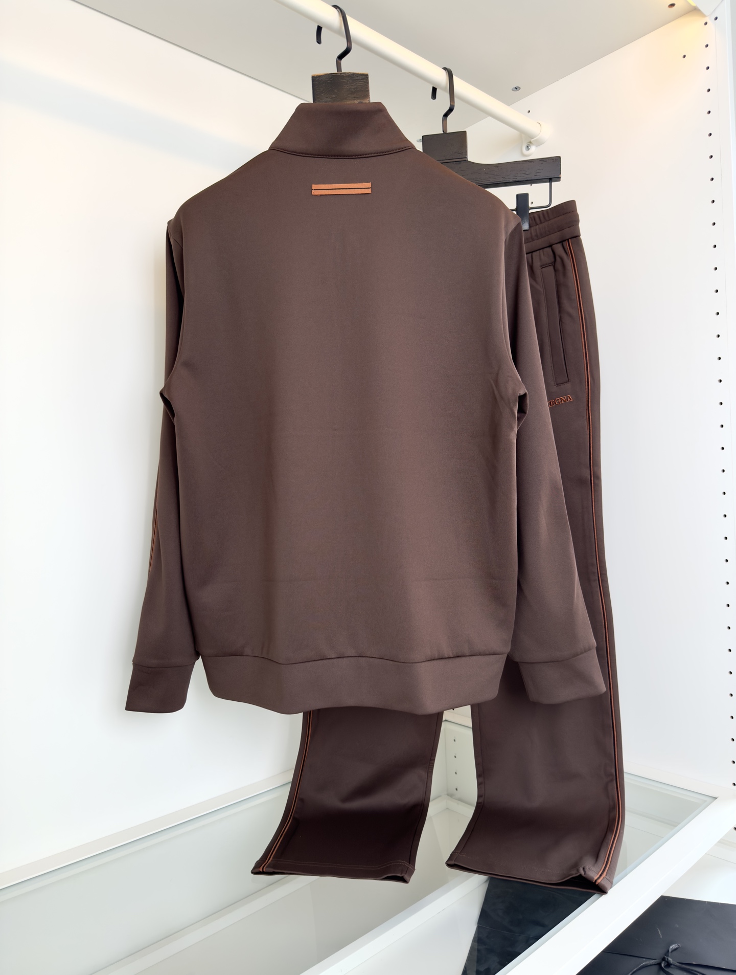 “Classic Geometric Sportswear Outfit with Letter Embroidery, Zipper Locks, and Detailed Design in Dark Blue” - 图片 2