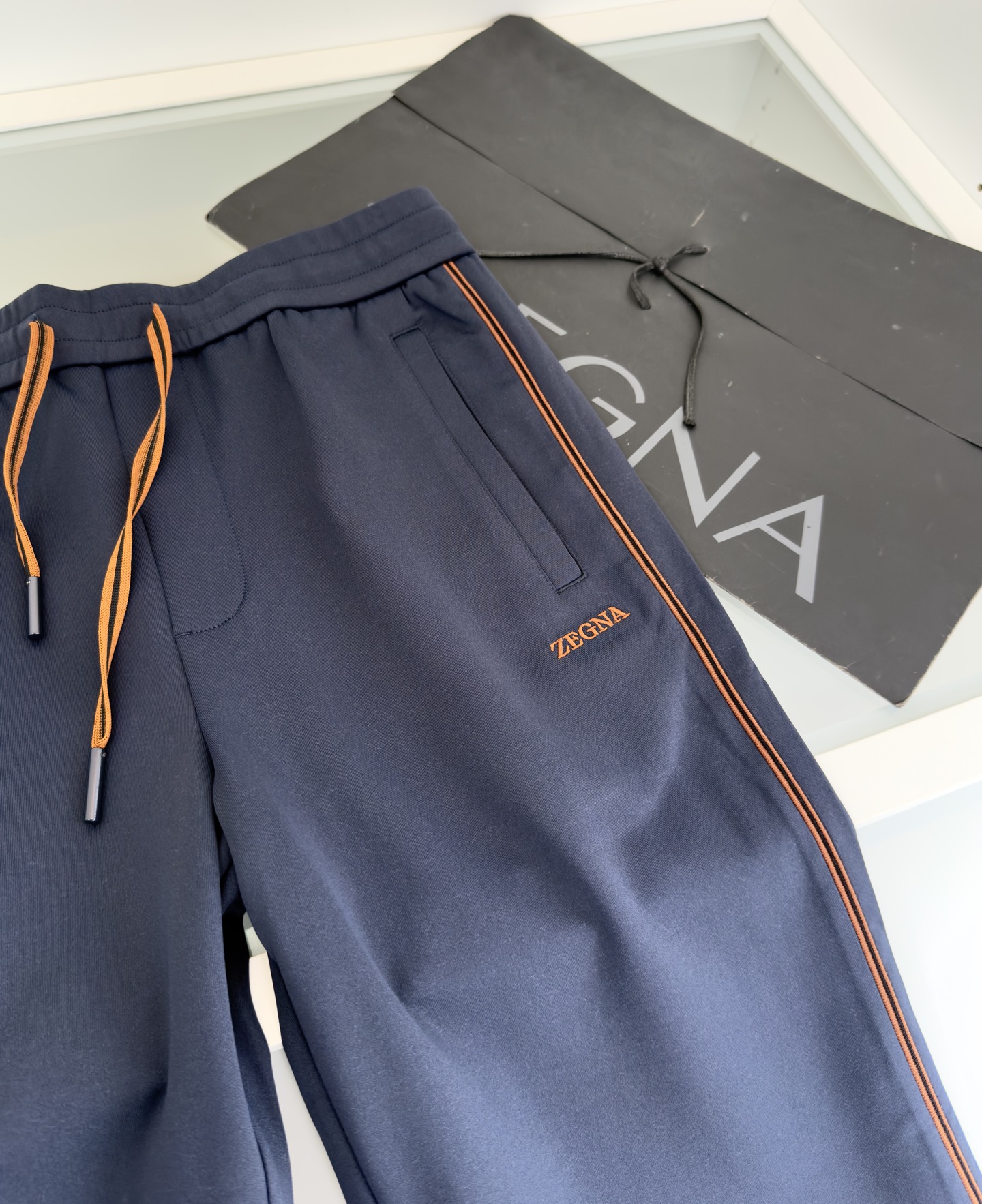 “Autumn Winter 2025 Leisure Sports Set with Classic Geometric Design and Technological Functional Form” - 图片 3