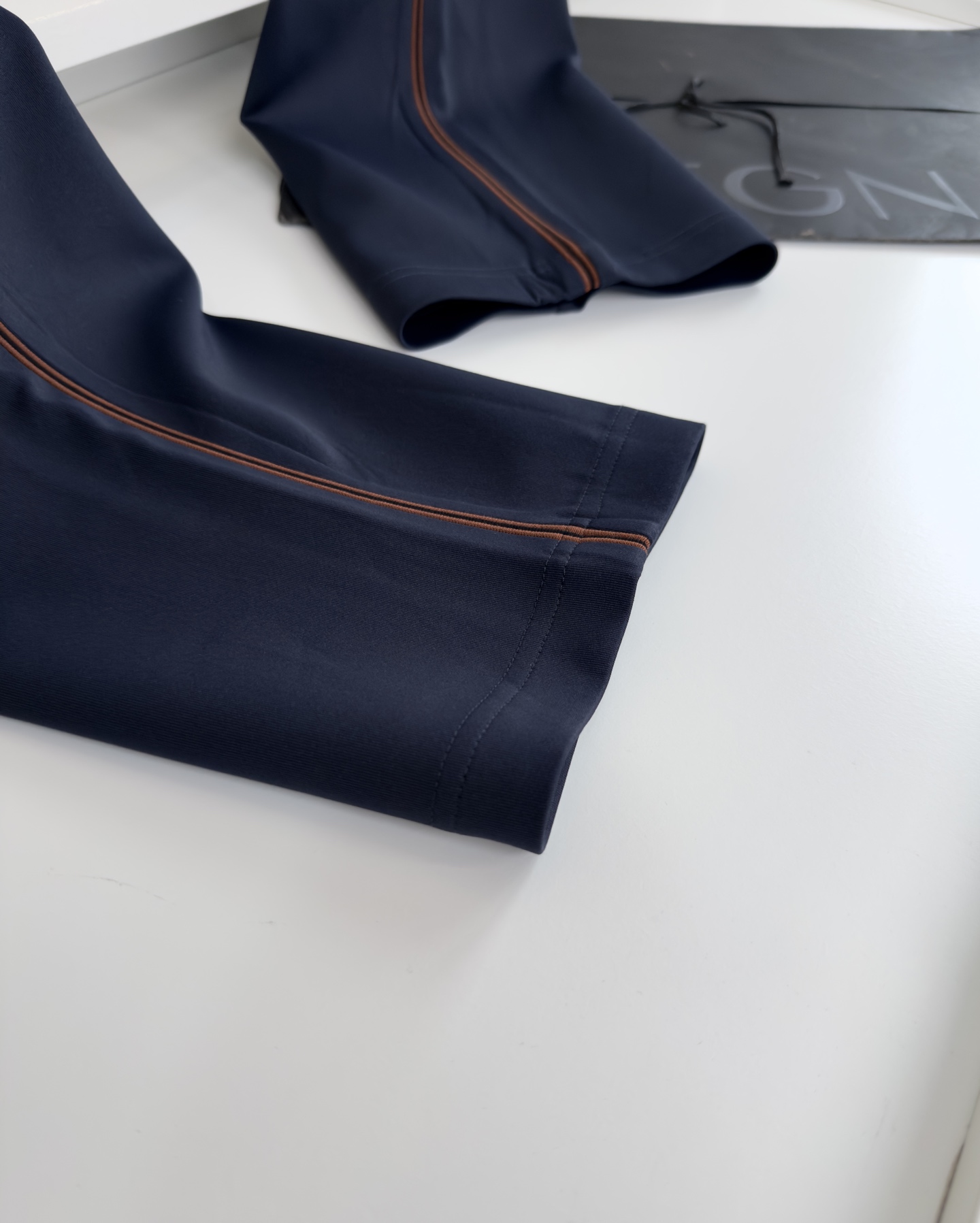 “Autumn Winter 2025 Leisure Sports Set with Classic Geometric Design and Technological Functional Form” - 图片 6