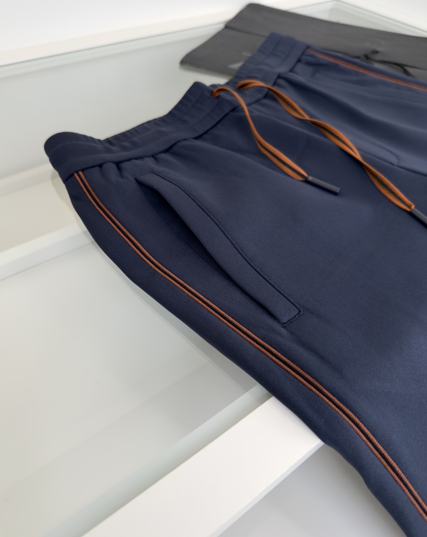 “Autumn Winter 2025 Leisure Sports Set with Classic Geometric Design and Technological Functional Form” - 图片 4