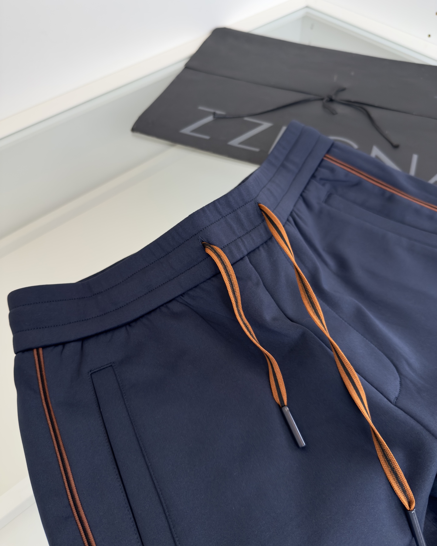 “Autumn Winter 2025 Leisure Sports Set with Classic Geometric Design and Technological Functional Form” - 图片 5