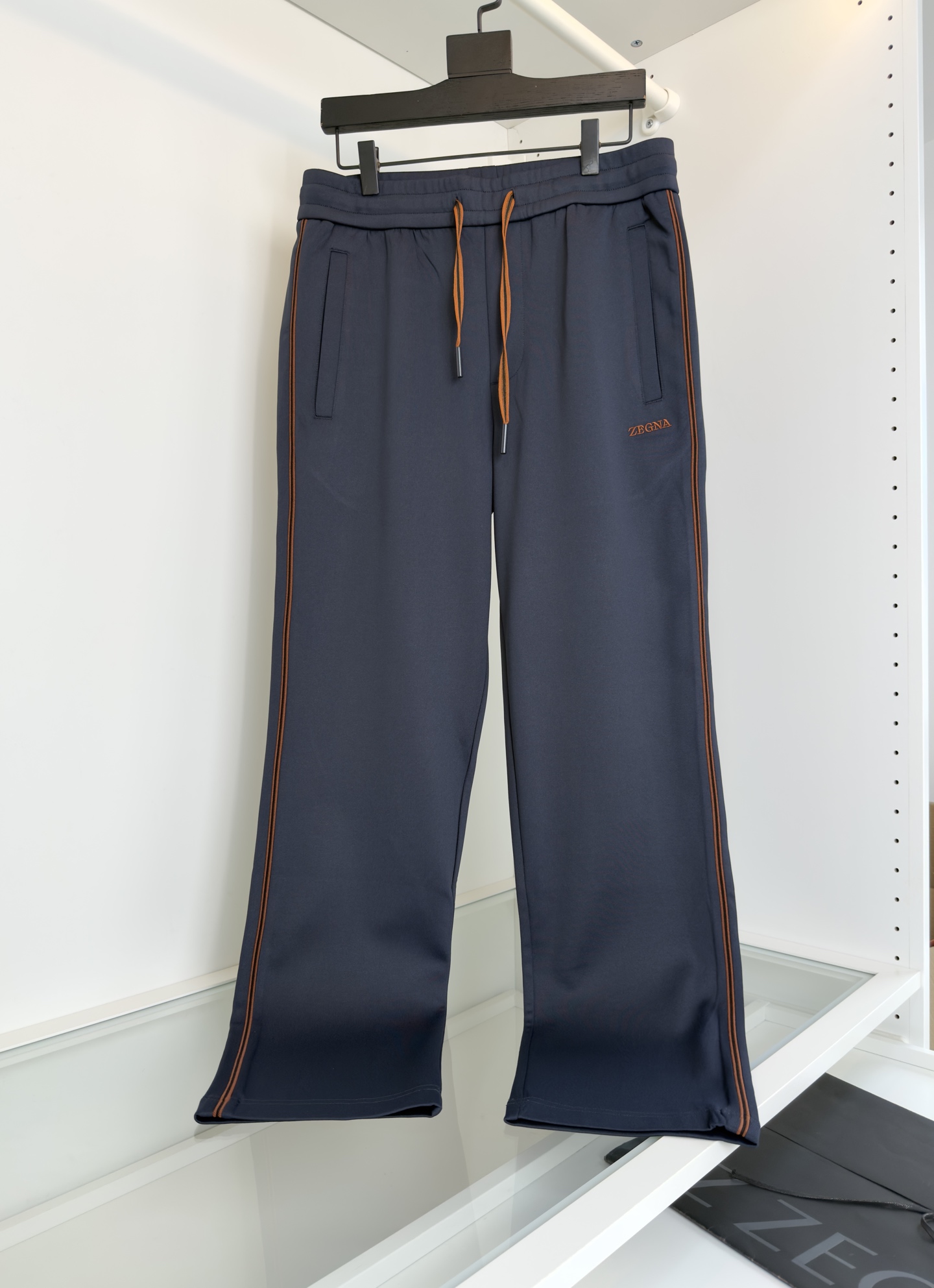 “Autumn Winter 2025 Leisure Sports Set with Classic Geometric Design and Technological Functional Form” - 图片 1