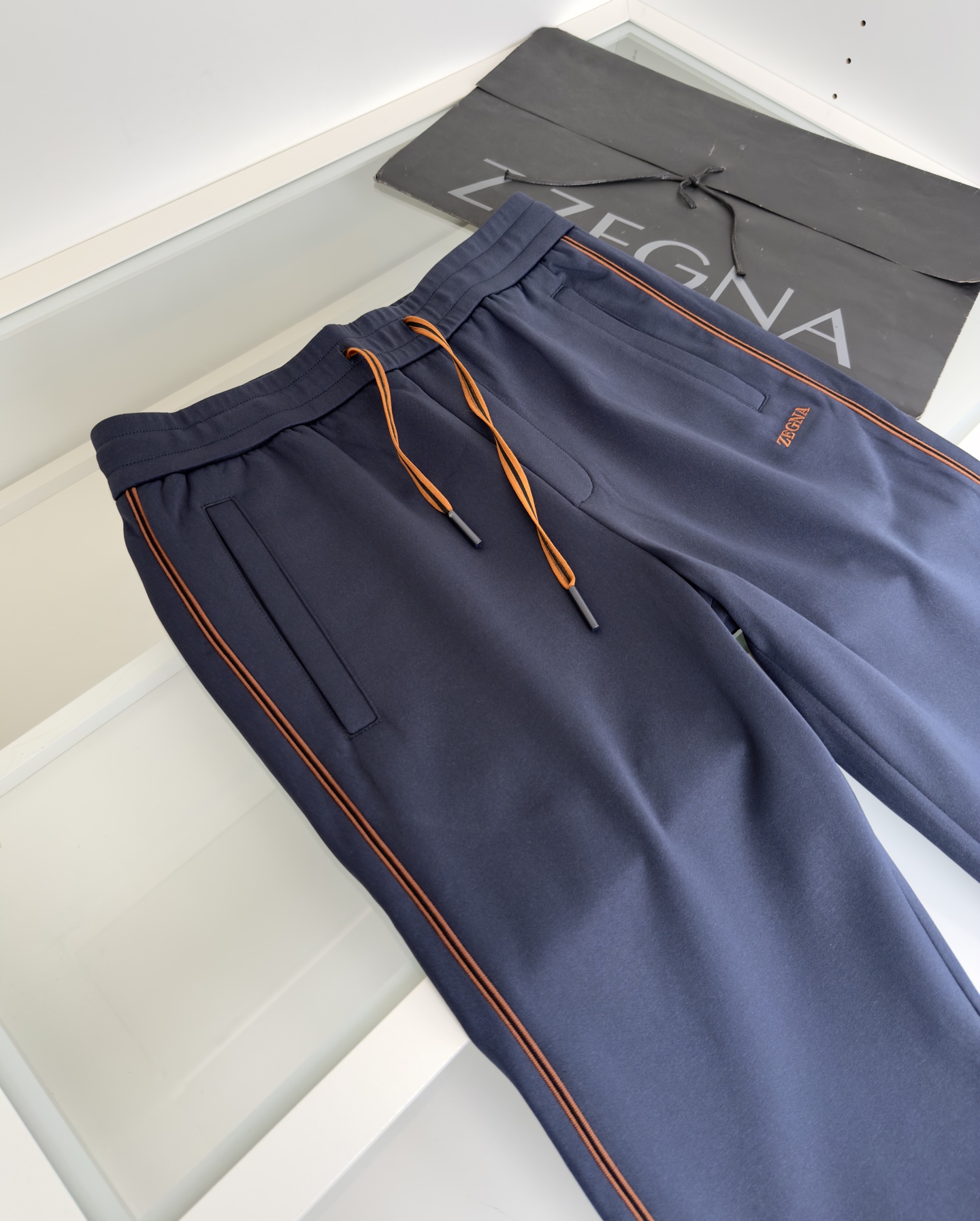 “Autumn Winter 2025 Leisure Sports Set with Classic Geometric Design and Technological Functional Form” - 图片 2