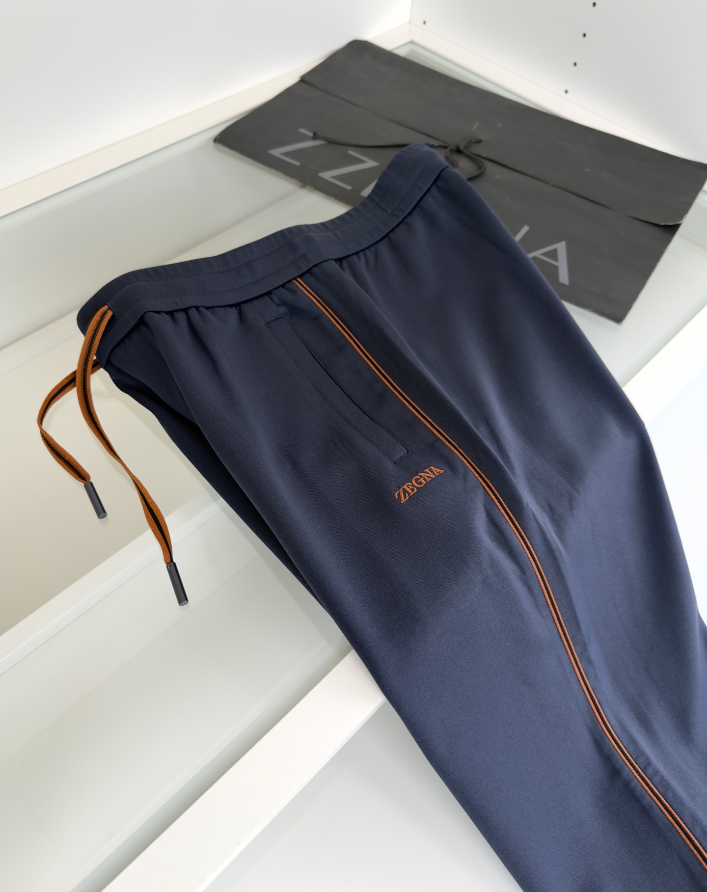 “Autumn Winter 2025 Leisure Sports Set with Classic Geometric Design and Technological Functional Form” - 图片 8