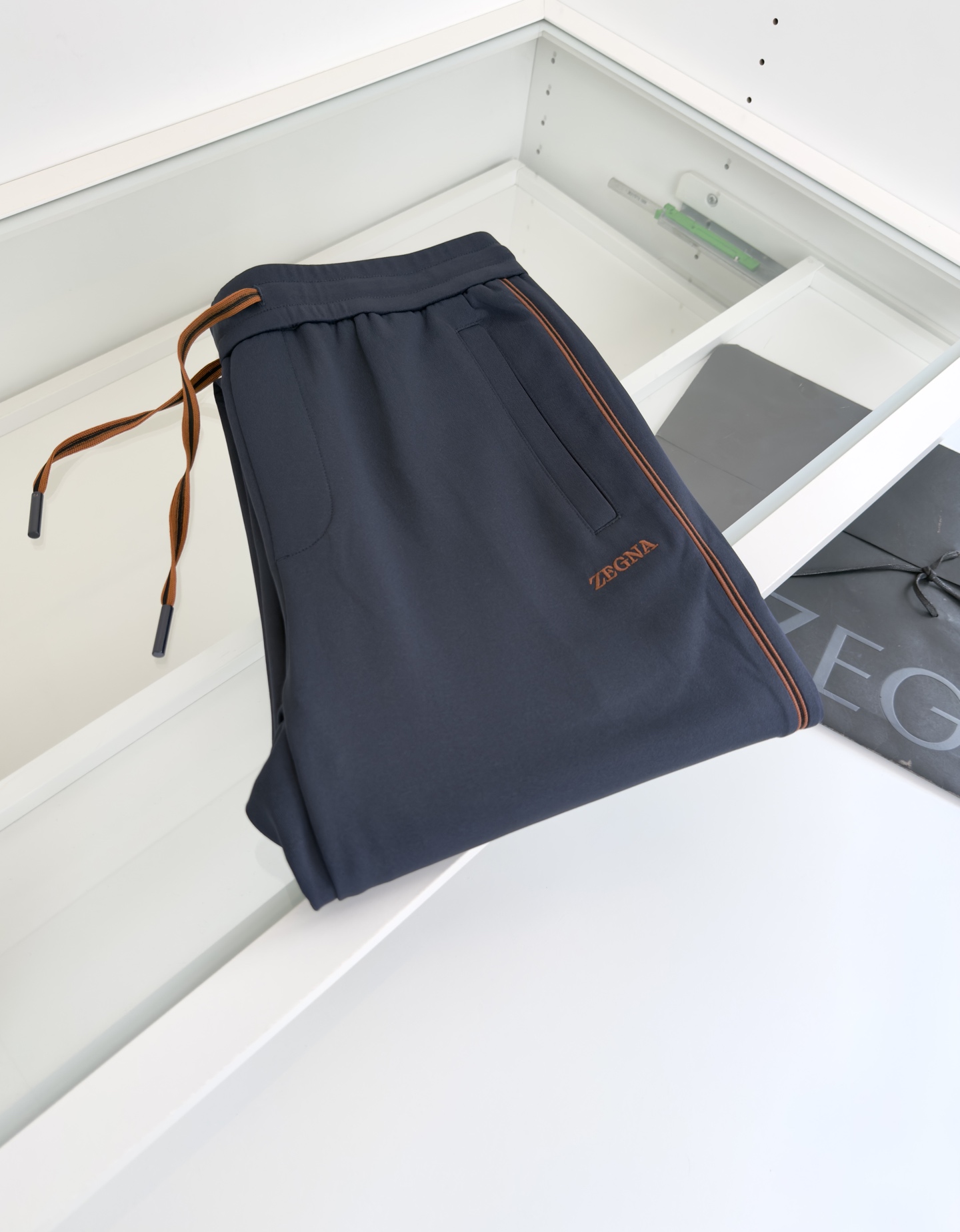 “Autumn Winter 2025 Leisure Sports Set with Classic Geometric Design and Technological Functional Form” - 图片 9