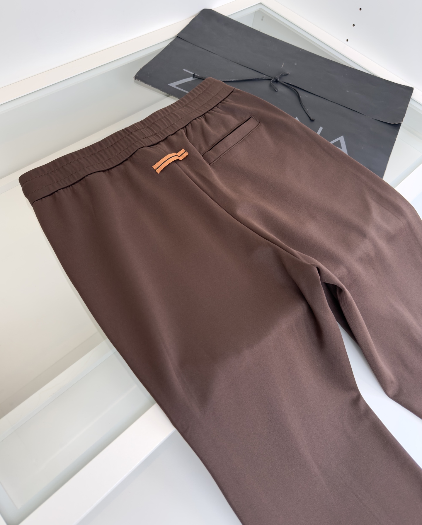 Title: ZE*NAJA 2025 Leisure Sports Set Summary Summary: ZE*NAJA 2025 Leisure Sports set features classic design with geometric lines, label-standing pocket, and - 图片 6