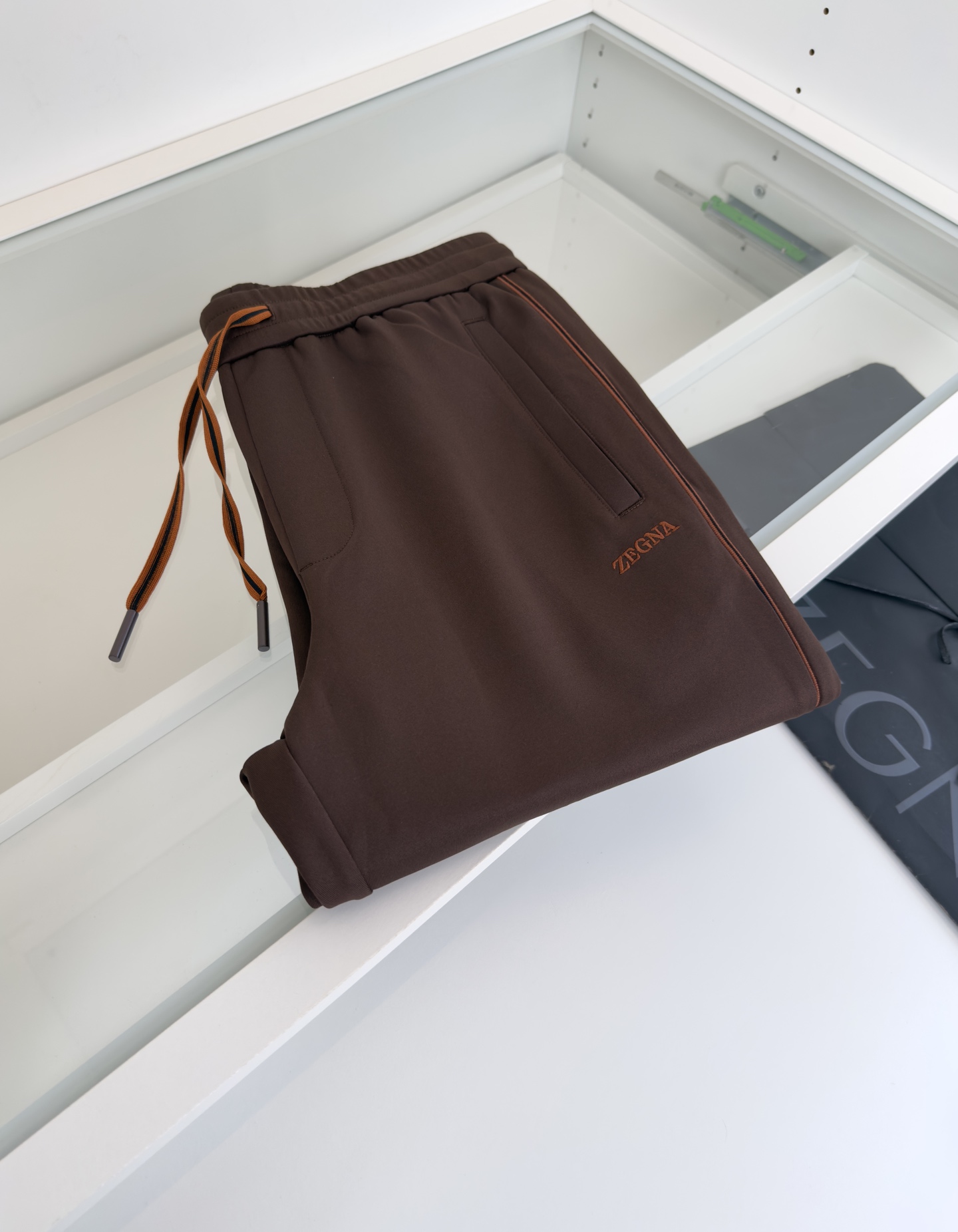 Title: ZE*NAJA 2025 Leisure Sports Set Summary Summary: ZE*NAJA 2025 Leisure Sports set features classic design with geometric lines, label-standing pocket, and - 图片 9