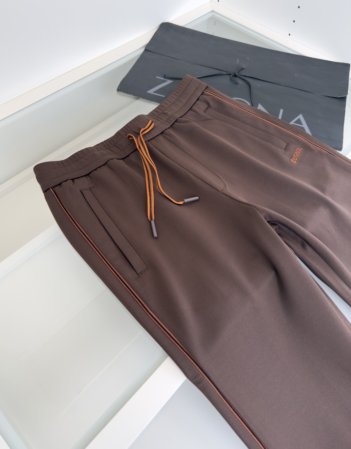 Title: ZE*NAJA 2025 Leisure Sports Set Summary Summary: ZE*NAJA 2025 Leisure Sports set features classic design with geometric lines, label-standing pocket, and - 图片 2