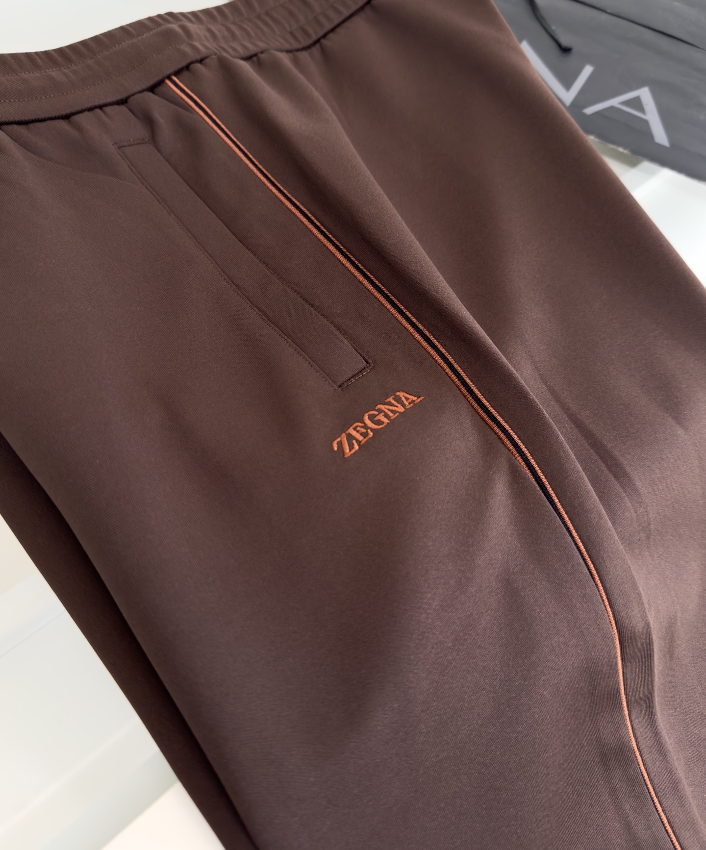 Title: ZE*NAJA 2025 Leisure Sports Set Summary Summary: ZE*NAJA 2025 Leisure Sports set features classic design with geometric lines, label-standing pocket, and - 图片 8