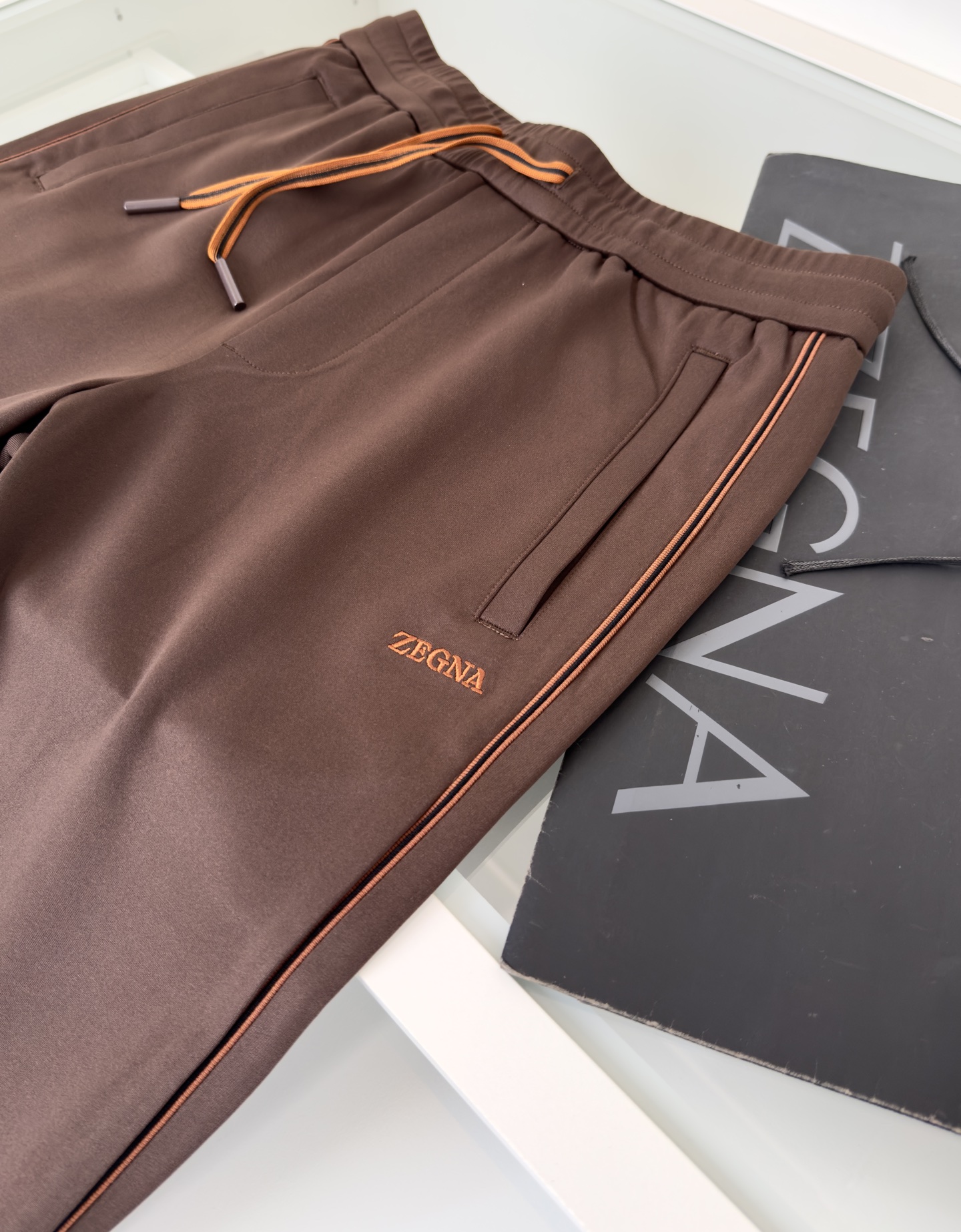 Title: ZE*NAJA 2025 Leisure Sports Set Summary Summary: ZE*NAJA 2025 Leisure Sports set features classic design with geometric lines, label-standing pocket, and - 图片 3