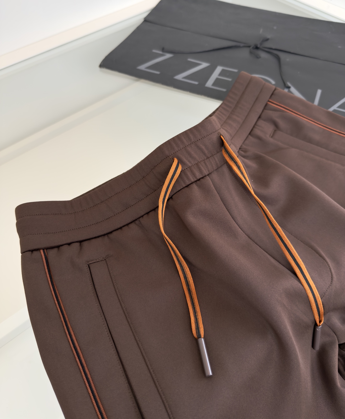 Title: ZE*NAJA 2025 Leisure Sports Set Summary Summary: ZE*NAJA 2025 Leisure Sports set features classic design with geometric lines, label-standing pocket, and - 图片 4