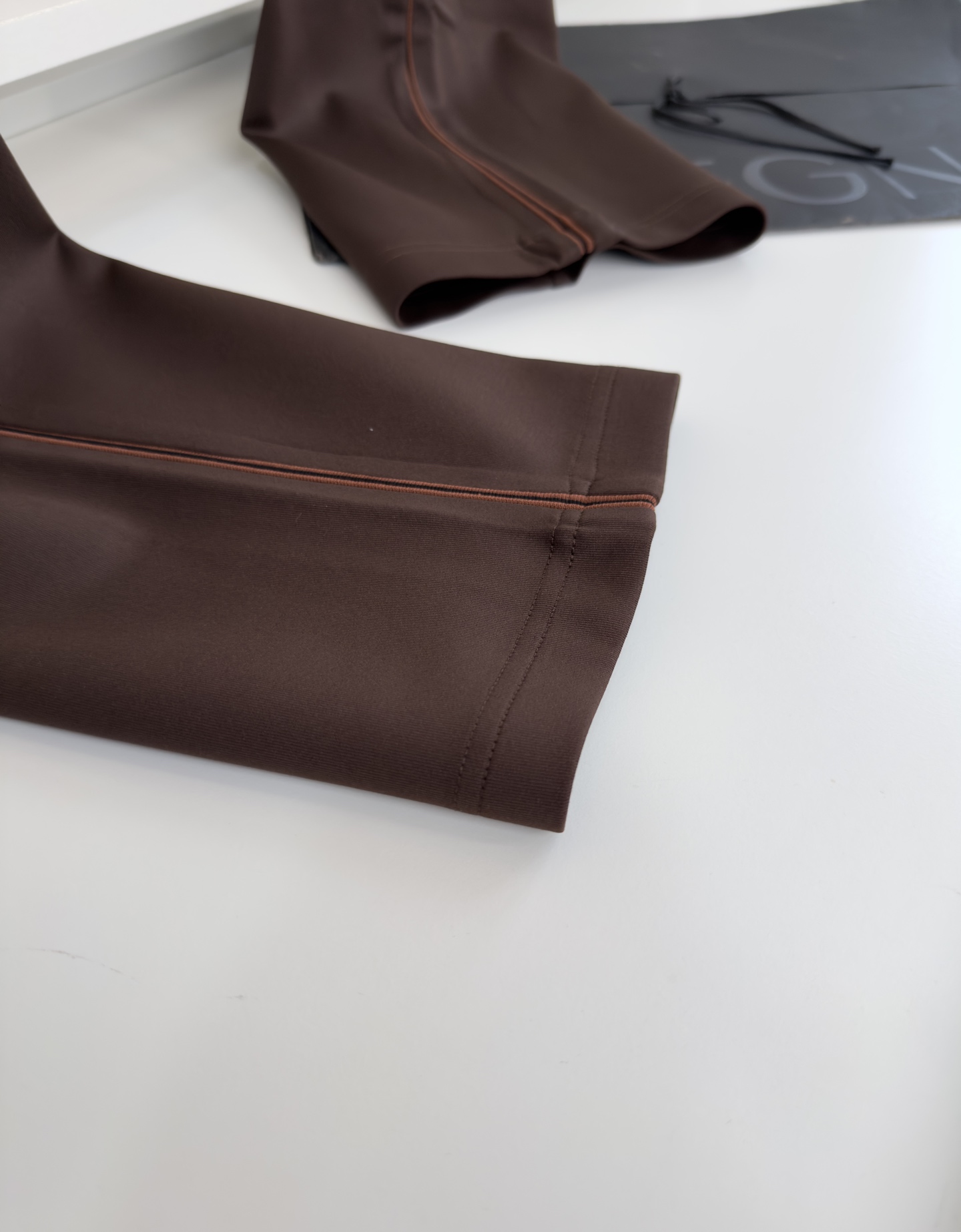 Title: ZE*NAJA 2025 Leisure Sports Set Summary Summary: ZE*NAJA 2025 Leisure Sports set features classic design with geometric lines, label-standing pocket, and - 图片 5