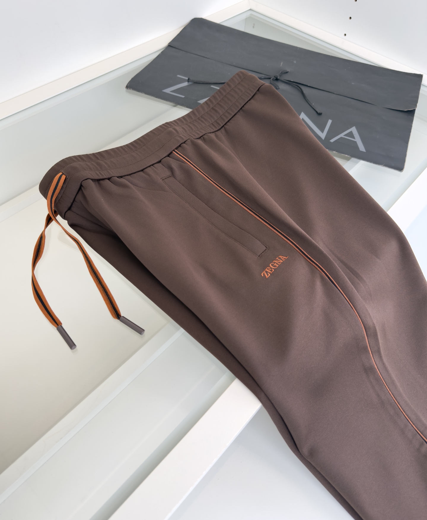 Title: ZE*NAJA 2025 Leisure Sports Set Summary Summary: ZE*NAJA 2025 Leisure Sports set features classic design with geometric lines, label-standing pocket, and - 图片 7