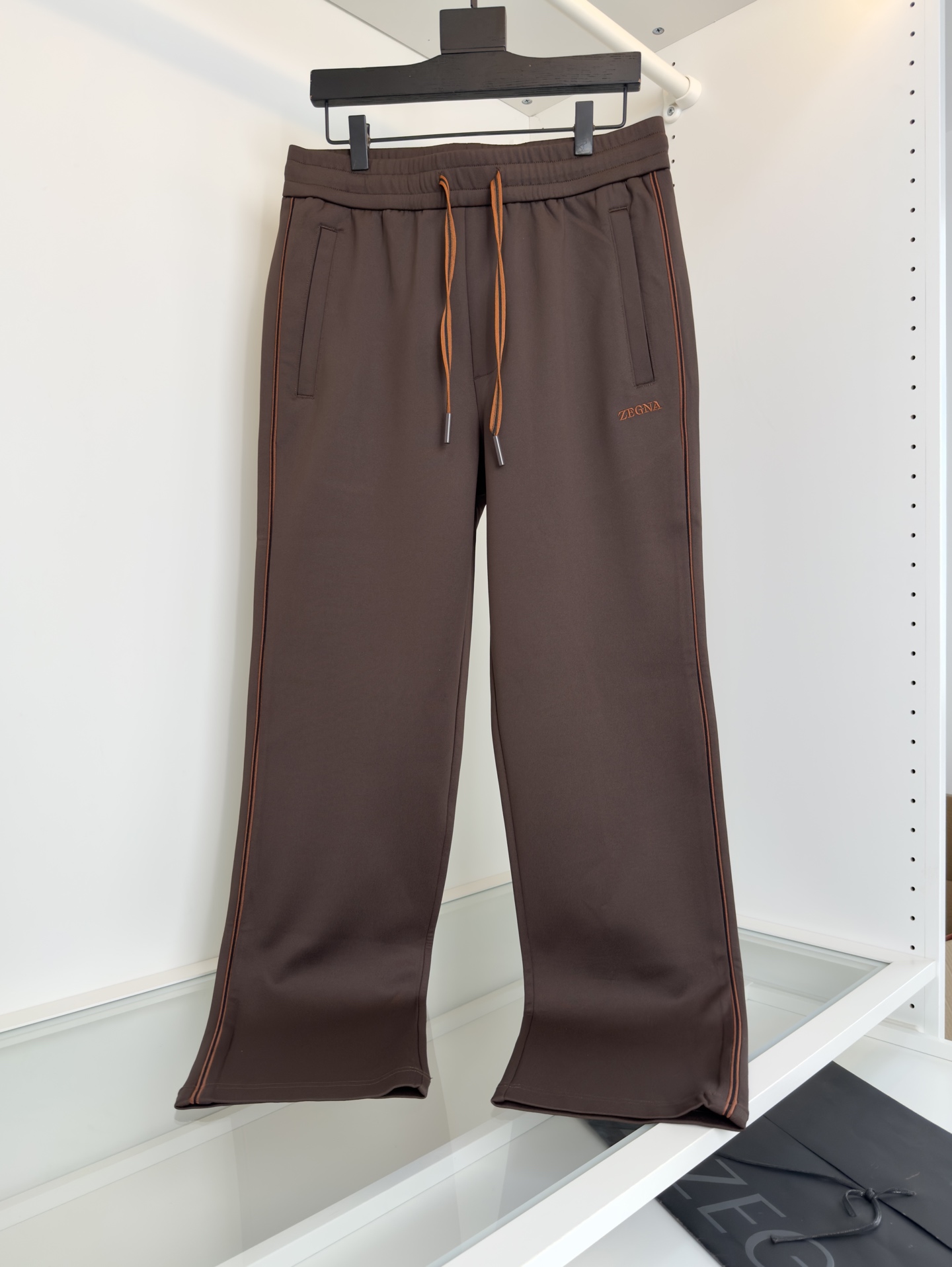 Title: ZE*NAJA 2025 Leisure Sports Set Summary Summary: ZE*NAJA 2025 Leisure Sports set features classic design with geometric lines, label-standing pocket, and - 图片 1