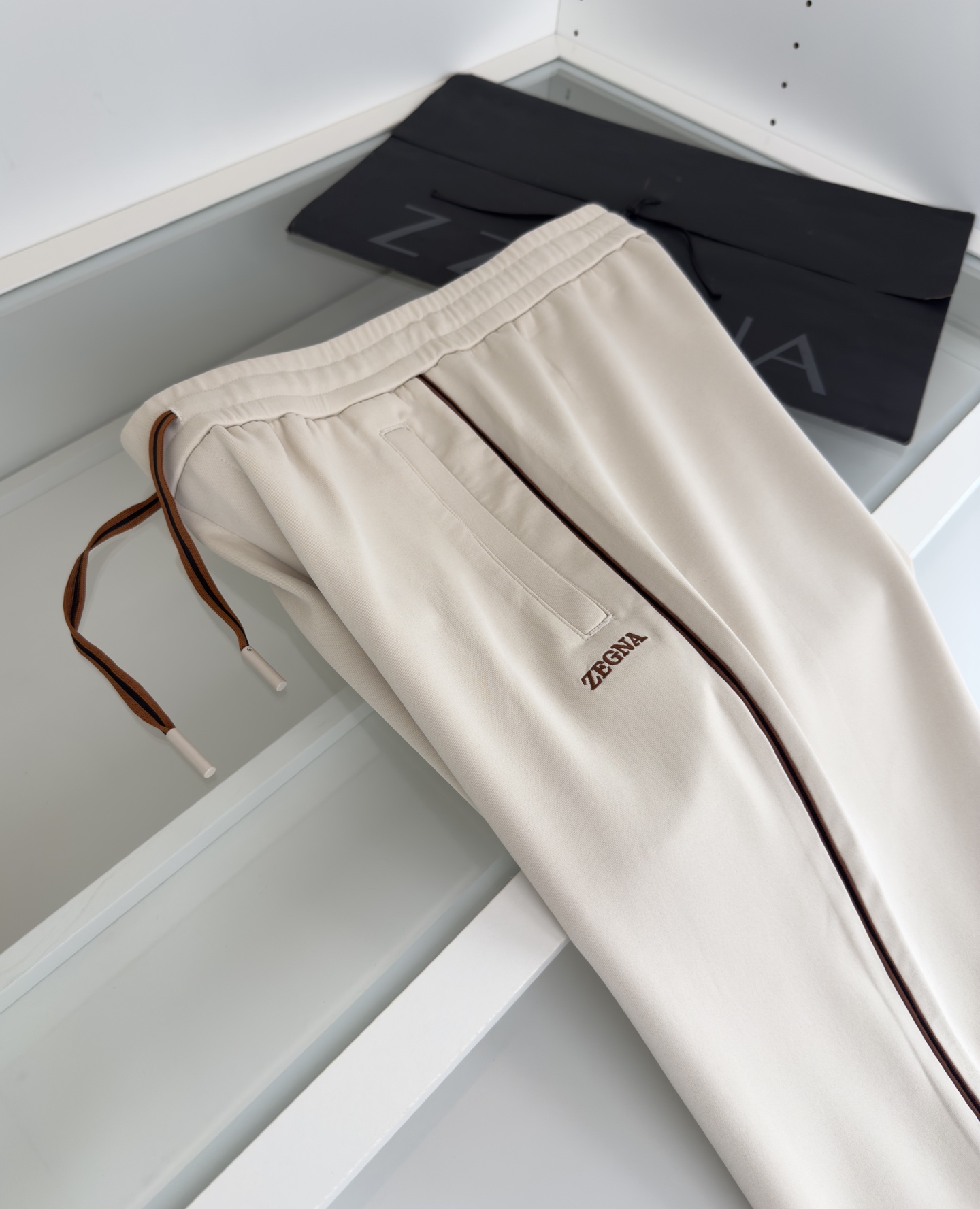 “Autumn Winter 2025 Leisure Sports Set with Geometric Design and Functional Features” - 图片 8