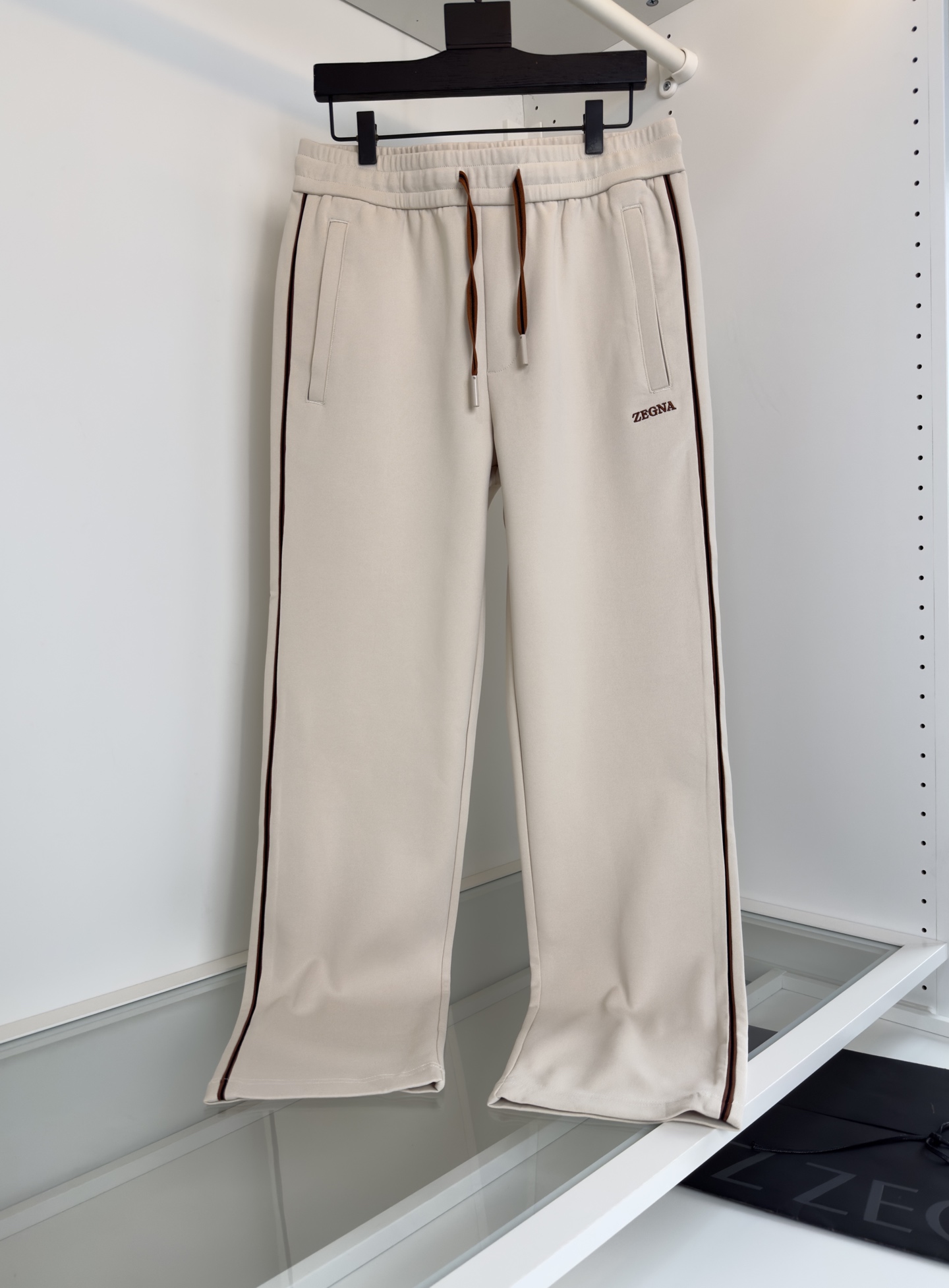 “Autumn Winter 2025 Leisure Sports Set with Geometric Design and Functional Features” - 图片 1