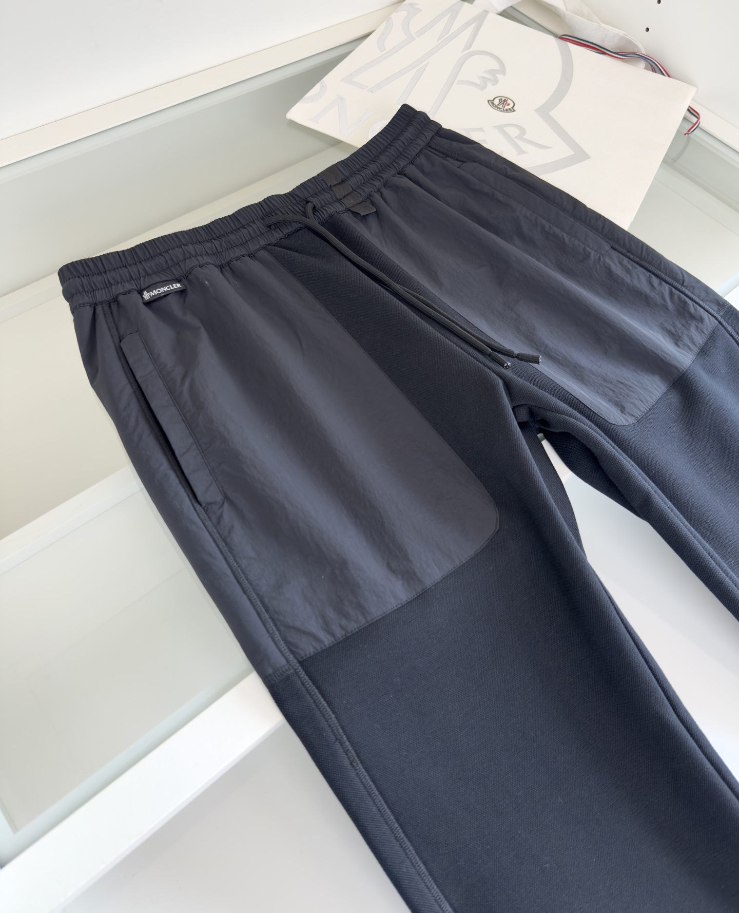 “2025AW Monster Locker Collection: Bold Fashion Thongs, Collage Designs, Brightness, and Militancy” - 图片 2