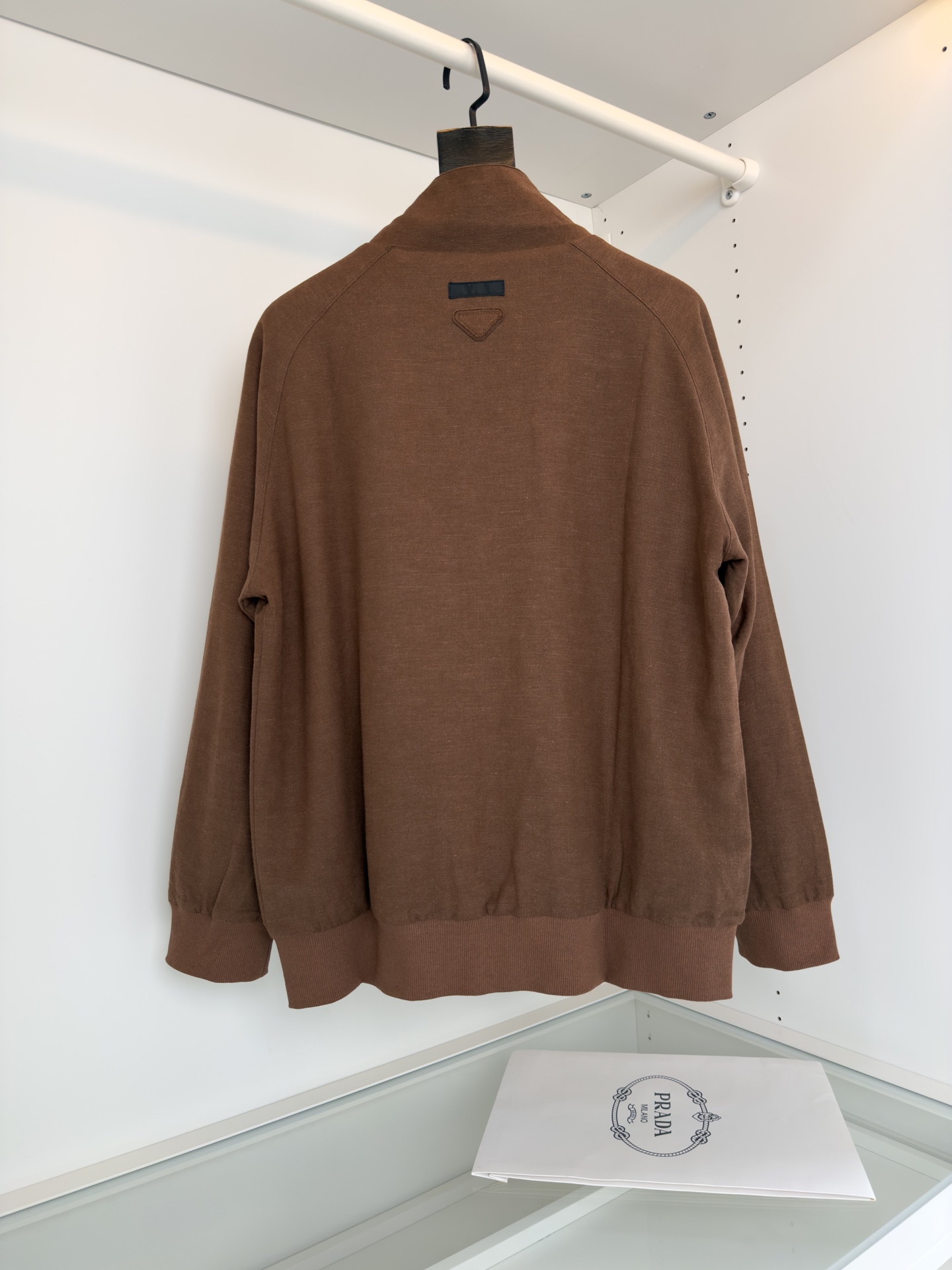 P960 PR*DA PUPTA 2025 New Edition: Brighter Design, Classic Style, Natural Warmth, Gold Zippers - 图片 2