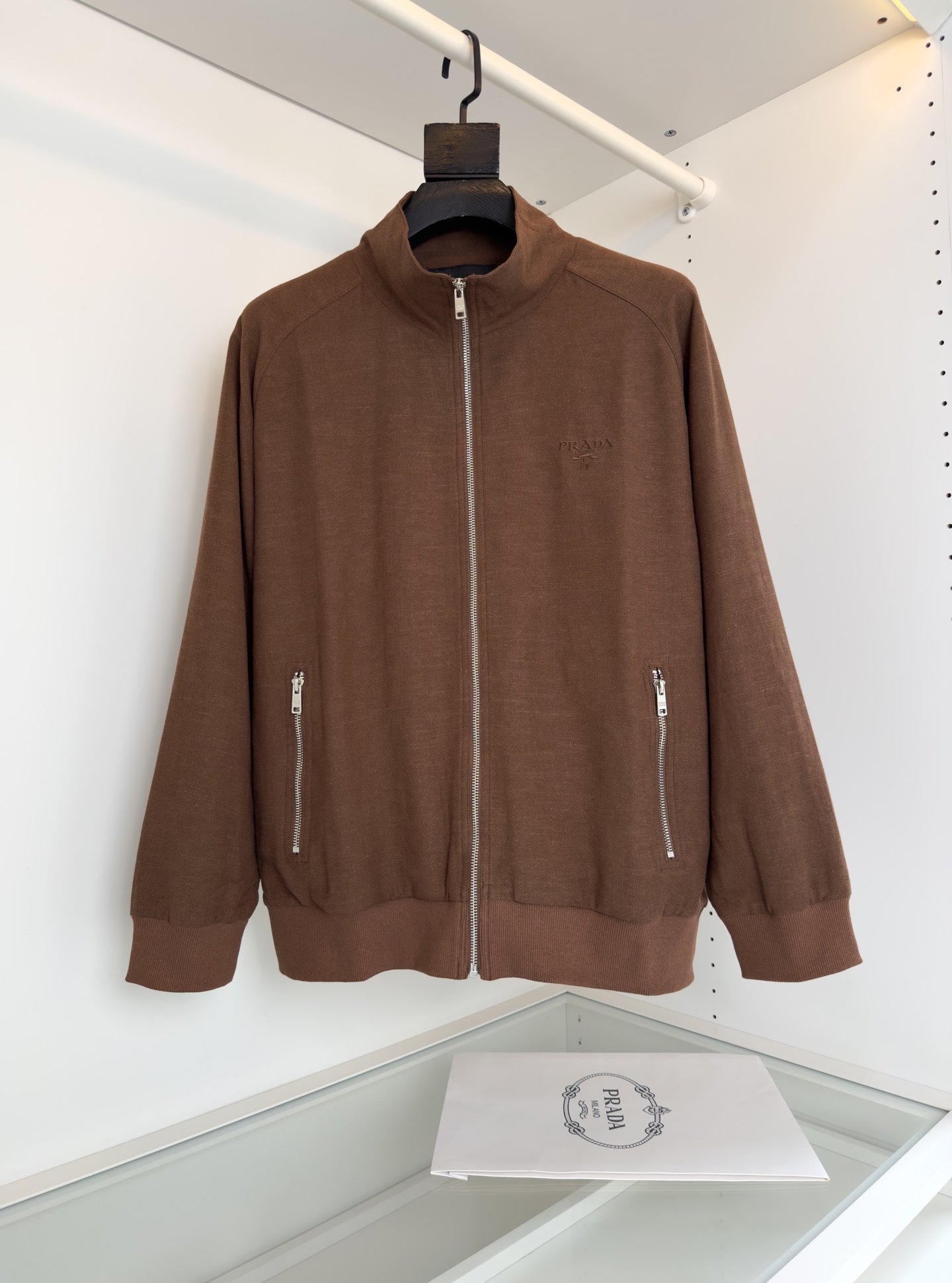 P960 PR*DA PUPTA 2025 New Edition: Brighter Design, Classic Style, Natural Warmth, Gold Zippers - 图片 1