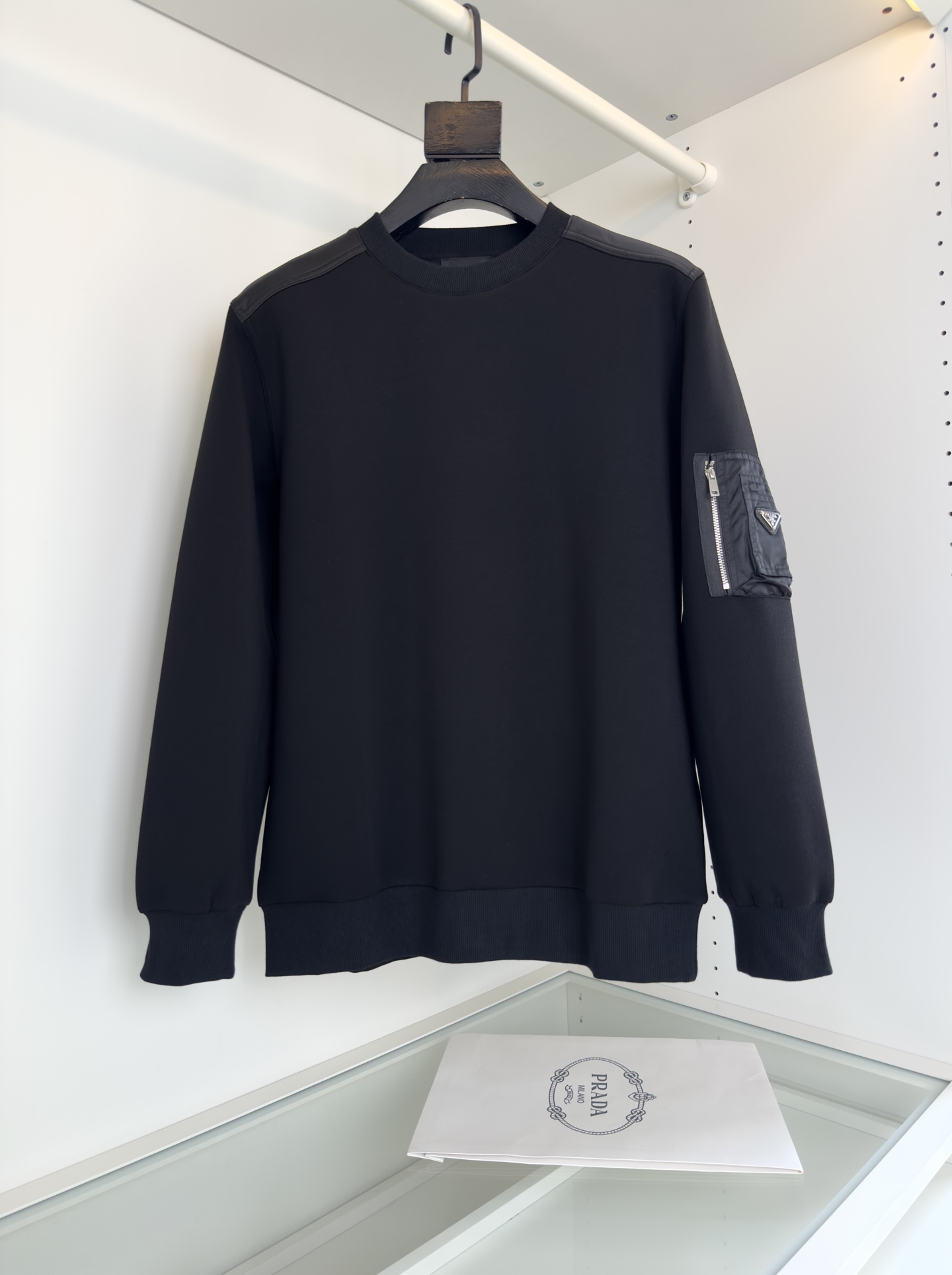 NO:518982,Pu*da Pr**a 2025 Autumn and Winter Full-quality Order Cabinet on sale!  Nylon splicing pullover sweatshirt, classic styles every year, nylon splicing theme design, shoulder pocket embellishment This is also the most highlight of his family. It is easy to wear and versatile and has good recognition. The shoulder pocket combined with the triangle nameplate is more highlighted. The slightly loose tailoring creates a sporty silhouette. The neckline is slightly fitted to the neck, and the overall upper body feel is more fashionable, fabric!  The fabric is blended with Austrian modal fiber. It is known as a breathable air-layer fabric. Through structural design, three fabric structures of inner, middle and outer layers are used to form an air interlayer in the fabric. It has good fluffy and feels Q-elastic. It can form a static air layer to achieve warmth and has good wrinkle resistance. It has soft and comfortable skin-friendly and breathable warm fabric has a good backbone. The overall upper body is upright and stylish. Full quality. Color Black Gray. Number M-3XL. Try on 172-148. Wear L size slim fit., hoodie, sweatshirts, alexander wang.19860909普*达Pr**a 2025秋冬 全品相订单 柜在售！ 尼龙拼接套头卫衣 年年经典款式 尼龙拼接主题设计 肩部口袋点缀 这款也是他家最有亮点一款卫衣 好穿百搭 又有很好的辨识度 肩部口袋结合三角铭牌 更加有亮点 略微宽松的剪裁 整体线条感打造运动风廓形 领口微微贴合颈部,整体上身感更具时尚感,面料！面料采用奥地利莫代尔纤维混纺 被誉为会呼吸的空气层面料,通过结构设计采用里、中、外三片的织物结构,从而在织物中形成空气夹层 .蓬松性好 手感Q弹力.以形成静止空气层,从而达到保暖效果,抗皱性佳入手柔软舒适,亲 肤爽滑透气保暖面料整体又有着很好的骨干,整体上身挺拔有型 全品相 颜色 黑色 灰色 码数M-3XL 试穿172-148穿L码修身,,hoodie,sweatshirts,alexander wang,Men's clothing