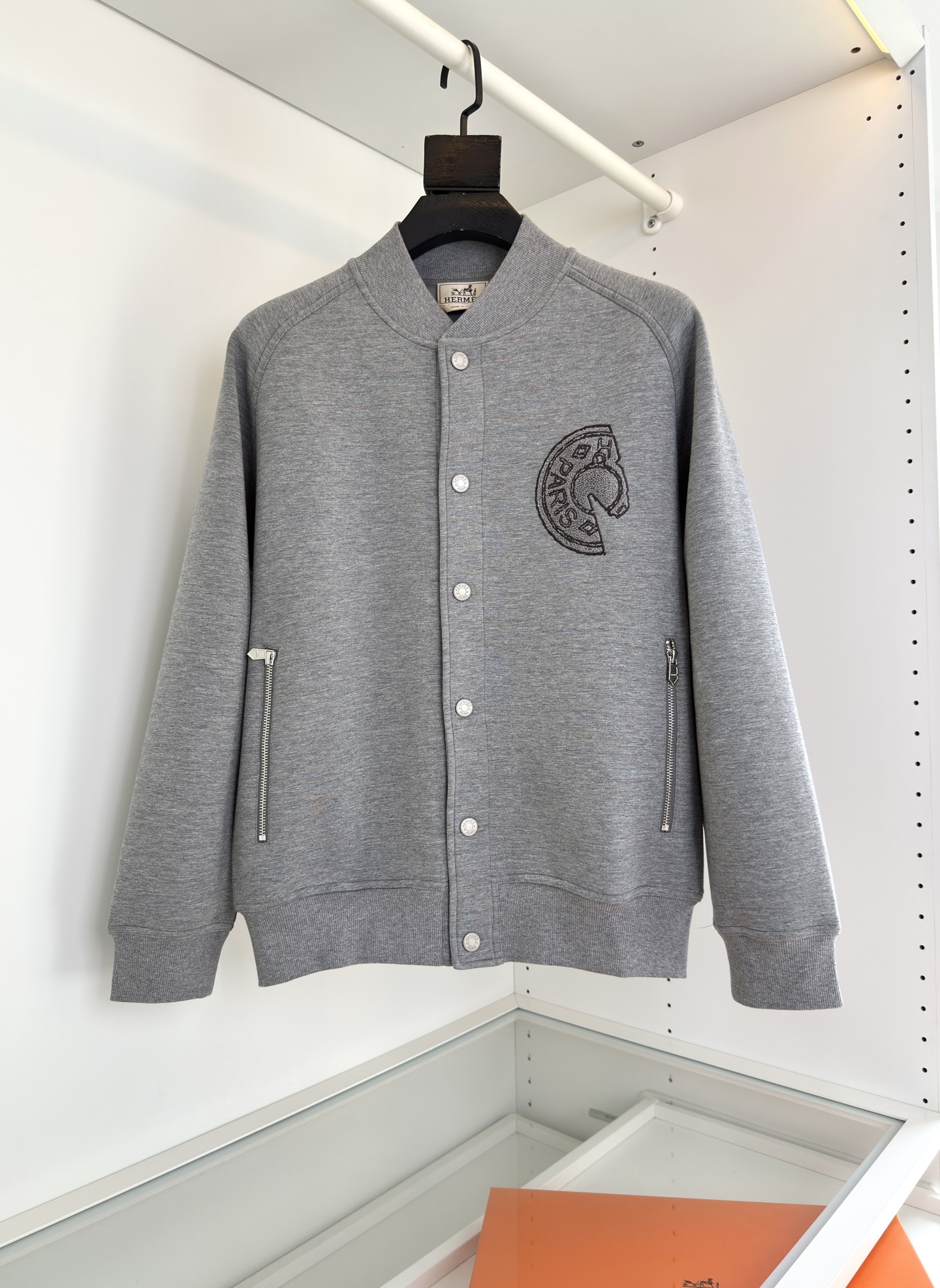 NO:518985,He*mès cabinets are on sale!  Like his design. Highly recommended. Low-key and luxurious latest themes. Saddle buttons. Sloping shoulder casual jackets and sweatshirt coats. Full-quality order. Every detail of the workmanship is handled very delicately. Chest. Imported Ballingda embroidery. Three-dimensional and detailed texture. Fast-paced present. It requires a quiet and relaxed dress. Natural dressing rhythm. Safe, comfortable and comfortable. Feel the authenticity of oneself. This design is complicated. Finished workmanship is exquisite. The placket buttons. Logo letter details. The two sides of the pockets. Roller sleeves. The combination of the upper body can experience the theme brings youthfulness and fashion and exquisiteness. The slightly broad tailoring. Austrian modal fiber is known as a breathable air-layer fabric. Through the structural design, it adopts three pieces of fabric structures of inner, middle and outer pieces to form an air interlayer in the fabric. It has good fluffyness.  The feel is Q elastic. It forms a layer of still air to achieve warmth, with good wrinkle resistance, soft and comfortable, smooth and breathable warm fabric, overall, and has a good backbone, the overall upper body is upright and stylish. Full-quality order. Color Black Blue Gray Number M-3XL Try on 172-148 wearing L slim feel, hoodie, sweatshirts, jackets & coats, jackets & coats, alexander wang19860909爱*仕(He*mès) 柜在售！喜欢他家的设计 强烈推荐 低调奢华最新的主题 马鞍扣 溜肩休闲夹克卫衣外套 全品相订单 做工每一处细节都处理的很精致 胸口 进口百灵达刺绣 立体而有细节质感 快节奏的当下 需要一种静谧自如 的放松穿着 自然衣着节奏 安然 舒适 自在 感受自我的真实性 这款设计 做工繁琐 成品精致 门襟纽扣 标志字母细节 两侧插袋 溜肩袖 合体的版型上身就能体会主题带来年轻与时尚精致感, 微阔的剪裁 ,奥地利莫代尔纤维 被誉为会呼吸的空气层面料,通过结构设计采用里、中、外三片的织物结构,从而在织物中形成空气夹层 .蓬松性好 手感Q弹力.以形成静止空气层,从而达到保暖效果,抗皱性佳入手柔软舒适,亲 肤爽滑透气保暖面料整体又有着很好的骨干,整体上身挺拔有型 全品相订单 颜色 黑色 蓝色 灰色 码数M-3XL 试穿172-148穿L修身感,,hoodie,sweatshirts,jackets & coats,jackets & coats,alexander wang,Men's clothing