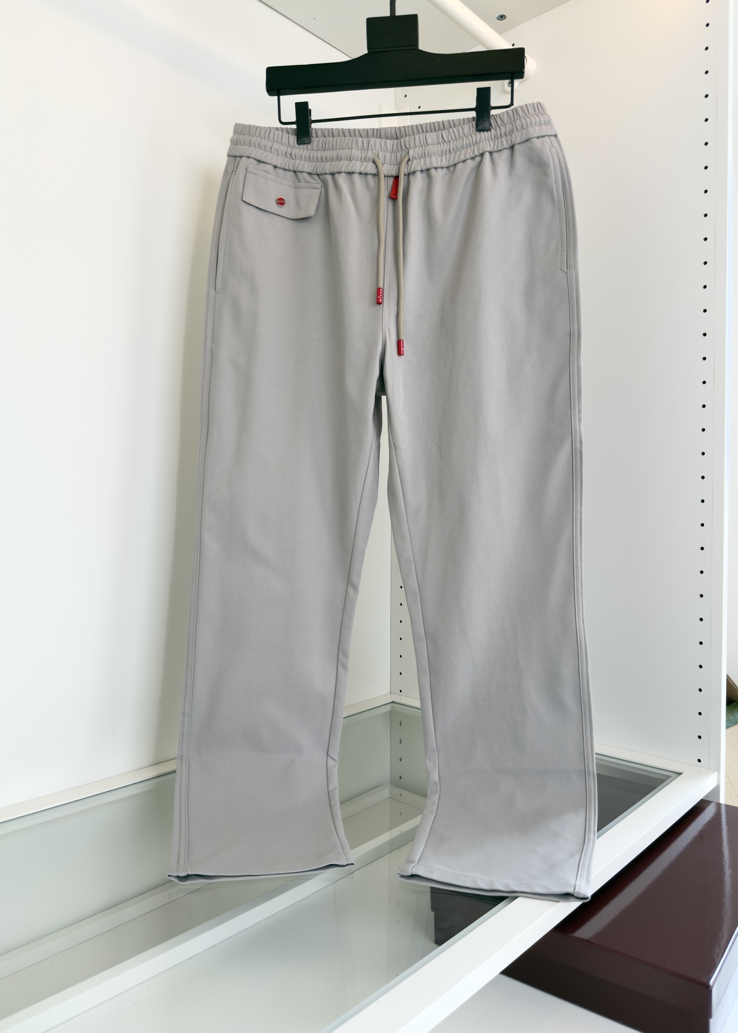 NO:523474,Kiton 2025 autumn style, quality control recommendation!  Full-quality order, elastic waist zipper straight-foot casual pants, classic styles every year, elastic rope drawstring, embellishment of letter hanging grains, classic red has a highlight, classic and versatile, always casual slack on the upper body, warm and shiny on the surface, silky feel, comfortable and breathable on the upper body, overall, and a good sense of crispness. Orders for full-quality color, black, gray, code M-3XL,,alexander wang19860909Kiton 2025秋款 品质控推荐！全品相订单 松紧腰拉链直脚休闲裤 ,年年经典款式 松紧绳抽绳 字母吊粒的点缀 经典红色很有亮点 经典百搭同时 上身有总随意的松弛感 表面有着温润光泽感 手感丝滑 上身舒适透气 整体又有好的挺括感 全品相的订单 颜色 黑色 灰色 码数M-3XL,,alexander wang,Men's clothing