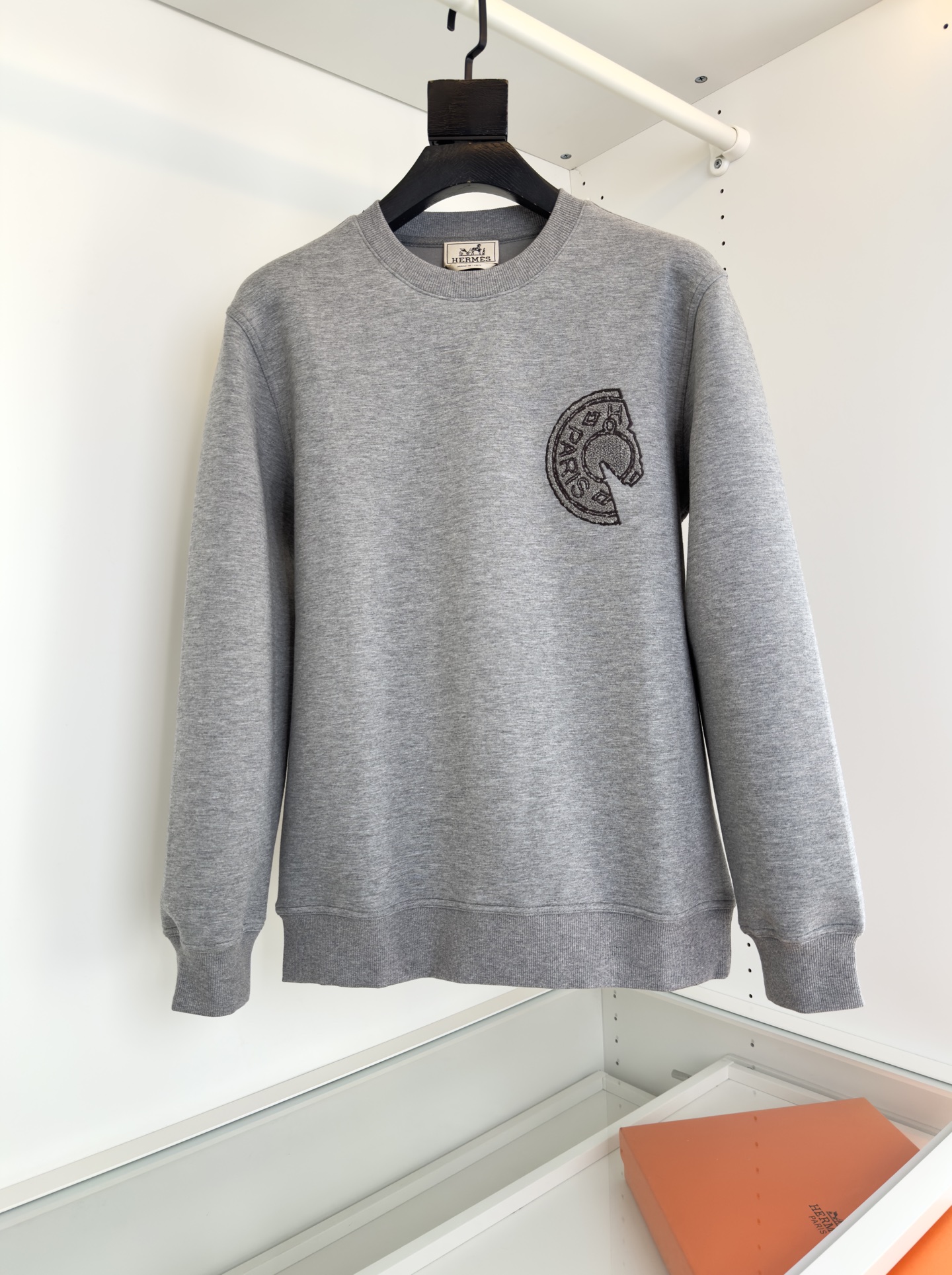 Sweat-shirt Homme Hermes Gris Brodé Détails Clous de Selle Automne/Hiver 2025