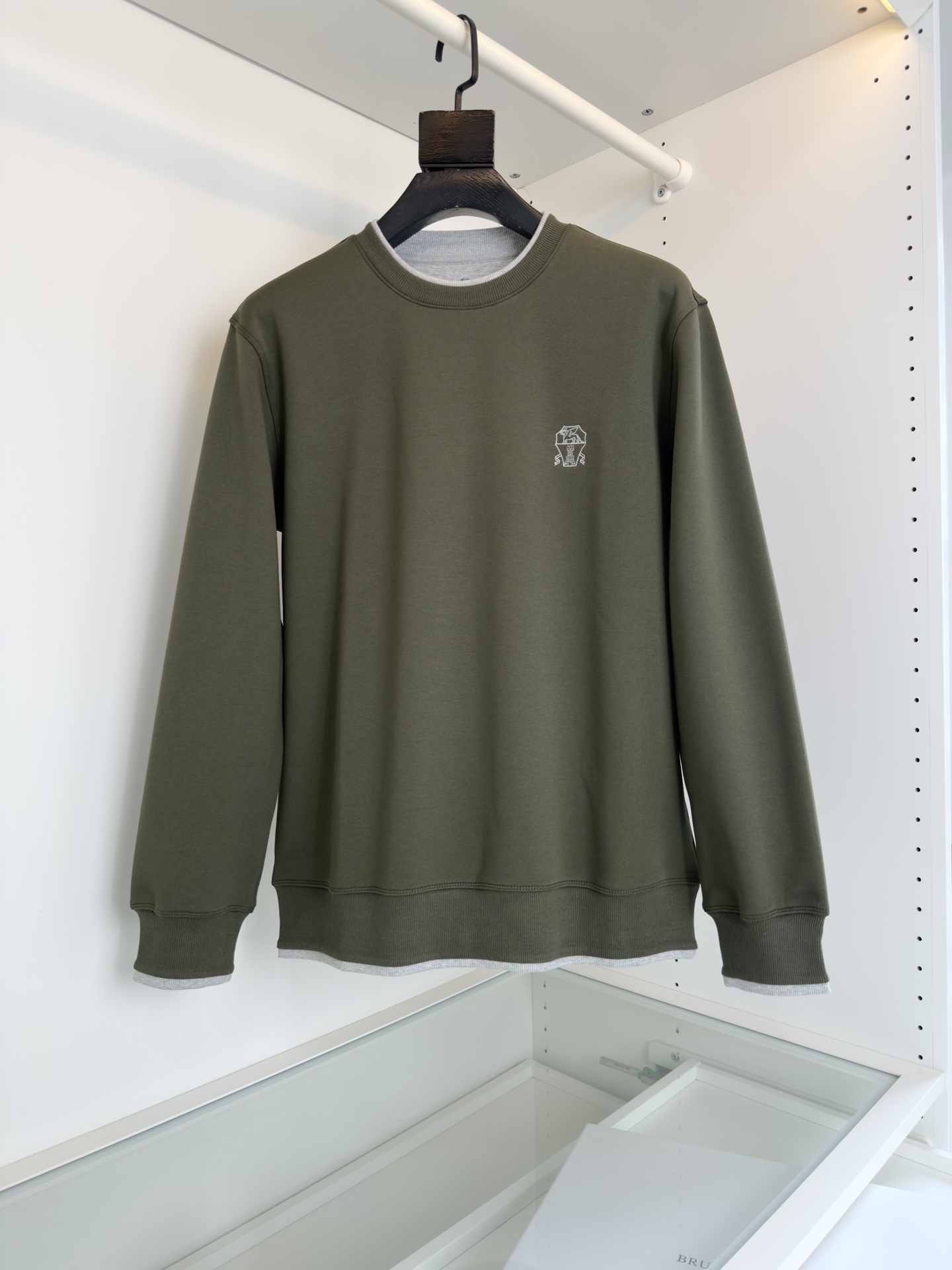 NO:636471,Bru**llo Cuci**lli 2025 Autumn and Winter Travel Series!  Composite inner fleece, classic pullover casual sweatshirt, a classic style every year, meets the requirements for colors, sold in five colors, logo embroidery on the chest, and orders for all hardware accessories. Fitted tailoring. The design uses classic cuffs and hem threaded edges with contrasting embellishments. The upper body has a layering effect, and the overall style can be matched with a sense of layering. The fabric is made of high-count and high-density cotton blended material. The lining is compound sanded. The upper body is more comfortable and warm in autumn and winter.  The high-count and high-density material has a good sense of stiffness. Color Black Blue Gray Apricot White Green Size M-3XL Try on 172-148 to wear size L for a slim fit, men's clothing, hoodie, sweatshirts, alexander wang19860909Bru**llo Cuci**lli 2025秋冬 旅行系列！复合内抓绒 经典套头休闲卫衣 年年经典款式 满足对色彩的要求 五色售 胸口的标志刺绣 ,五金辅料全品相的订单 合体的剪裁 设计采用经典袖口下摆螺纹边饰撞色的点缀 上身有叠穿效果 整体又能搭配出层次感 面料采用高支高密的棉混纺材质 内里复合磨毛 秋冬季 上身更加舒适 保暖 高支高密的材质又有很好的挺括感 颜色 黑色 蓝色 灰色 杏白 绿色 码数M-3XL 试穿172-148穿L码修身感,男装,hoodie,sweatshirts,alexander wang,Women's clothing