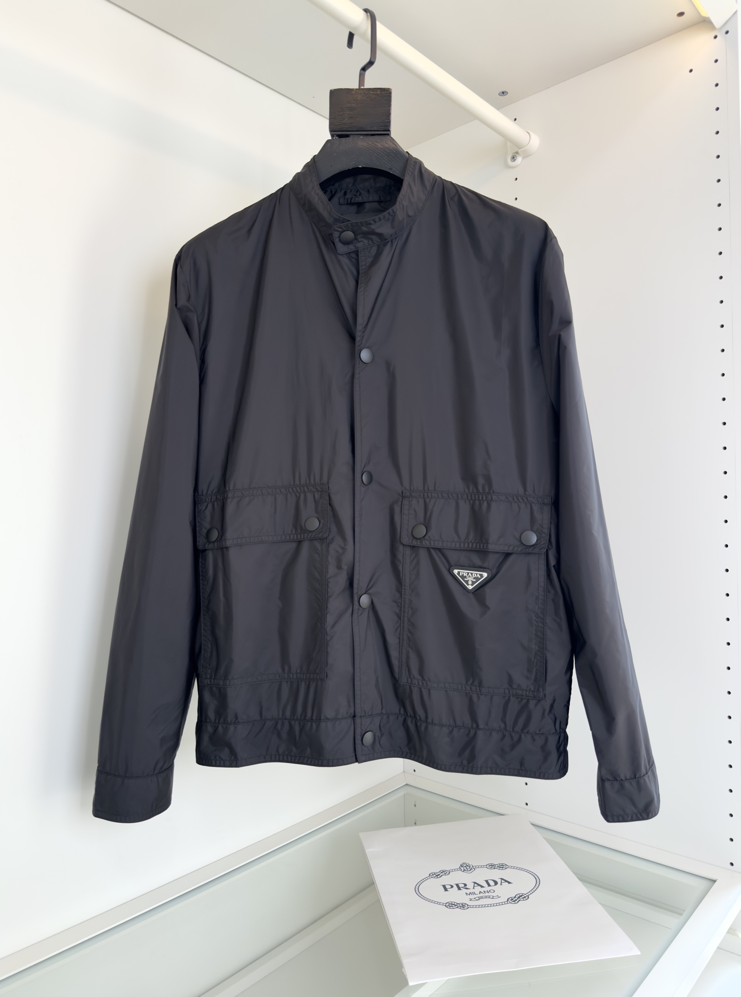 NO:954530,Pr**a 2026 early autumn full product phase order!  On sale in the cabinet. Recycled nylon jacket. The design reinterprets the shape with minimalist aesthetics. It combines practical details and simple lines. The lightweight silhouette is equipped with large-capacity workwear-style pockets. It is combined with the embellishment design of the classic triangle logo. The fitted version of the upper body is fashionable and stylish, allowing you to confidently compare it on the cabinet. Hardware and accessories. All products are made of fabrics ordered by customers. High-density nylon fiber material. Weaved by customers. It feels delicate and has a good crisp feeling. It is easy to care for and does not feel stuffy.  Complete picture of hardware accessories Color Black Code number 46-56,,jackets & coats,jackets & coats,19860909普*达Pr**a 2026早秋 全品相订单！ 柜在售 再生尼龙夹克外套 设计以极简主义美学重新诠释造型 融合实用细节与简洁线条,轻盈廓形搭配大容量工装风口袋.结合经典三角标的点缀设计 合体的版型剪裁 上身时尚有型 让你自信柜上随意对比 五金辅料 全品相订单面料采用 客供订 高密度 尼龙纤维材质 客供定织 手感细腻又有很好的挺括感 易打理的同时不会闷湿感 五金辅料全品相 颜色 黑色 码数46-56,,jackets & coats,jackets & coats,,Men's clothing