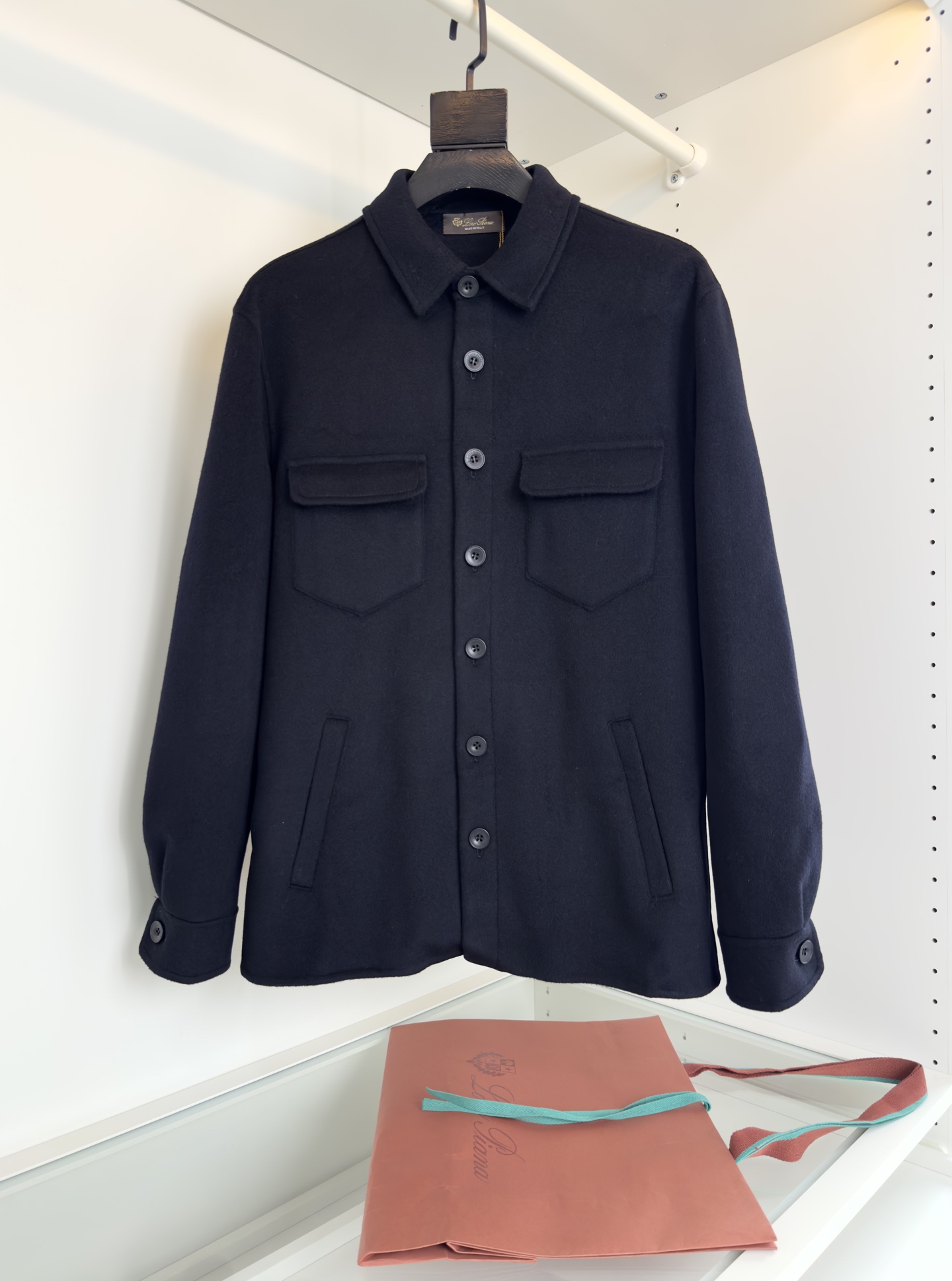 NO:597384,Lo*ro Pi*na 25FW new autumn and winter style cashmere wool blended shirt-style lapels, casual jackets, full order, shirt-style multi-pocket jacket style, also a must-have style for business brands. Double-pocket design, slightly fashionable, pockets on both sides, convenient and practical, well-fitting tailoring, fits the body curve just right, showing a casual yet elegant style!  It is very practical in autumn and winter. This jacket is made of imported Kashmiri cashmere and wool blended fabrics. Kashmiri cashmere is a rare gift from nature. It is light, soft and has excellent thermal insulation properties. It is blended with high-quality wool to form a unique texture!  Comes with high-end dust bag packaging!  Color dark gray/navy blue!  Size S-XXL, try on 172-148, size L fits,,jackets & coats,jackets & coats,shirts,alexander wang19860909Lo*ro Pi*na诺 u翩雅25FW秋冬新款 山羊绒羊毛混纺衬衫式翻领 休闲夹克外套 全品相订单 ,衬衫式 多口袋的外套款式 也是商务品牌的必做的一个款 双口袋设计 略显时尚感 两侧插袋 方便实用 合体的剪裁 恰到好处地贴合身体曲线,展现出一种随性而又不失优雅的风格！ 秋冬季节实穿性 很强 该夹克采用客供进口克什米尔山羊绒羊毛混纺面料,克什米尔山羊绒,那可是大自然馈赠的珍稀之物,它轻盈、柔软且保暖性能极佳,与优质的羊毛混纺在一起,形成了独特的质感！配备高端防尘袋包装！颜色 深灰/藏青！尺码S-XXL 试穿172-148穿L码合身,,jackets & coats,jackets & coats,shirts,alexander wang,Men's clothing