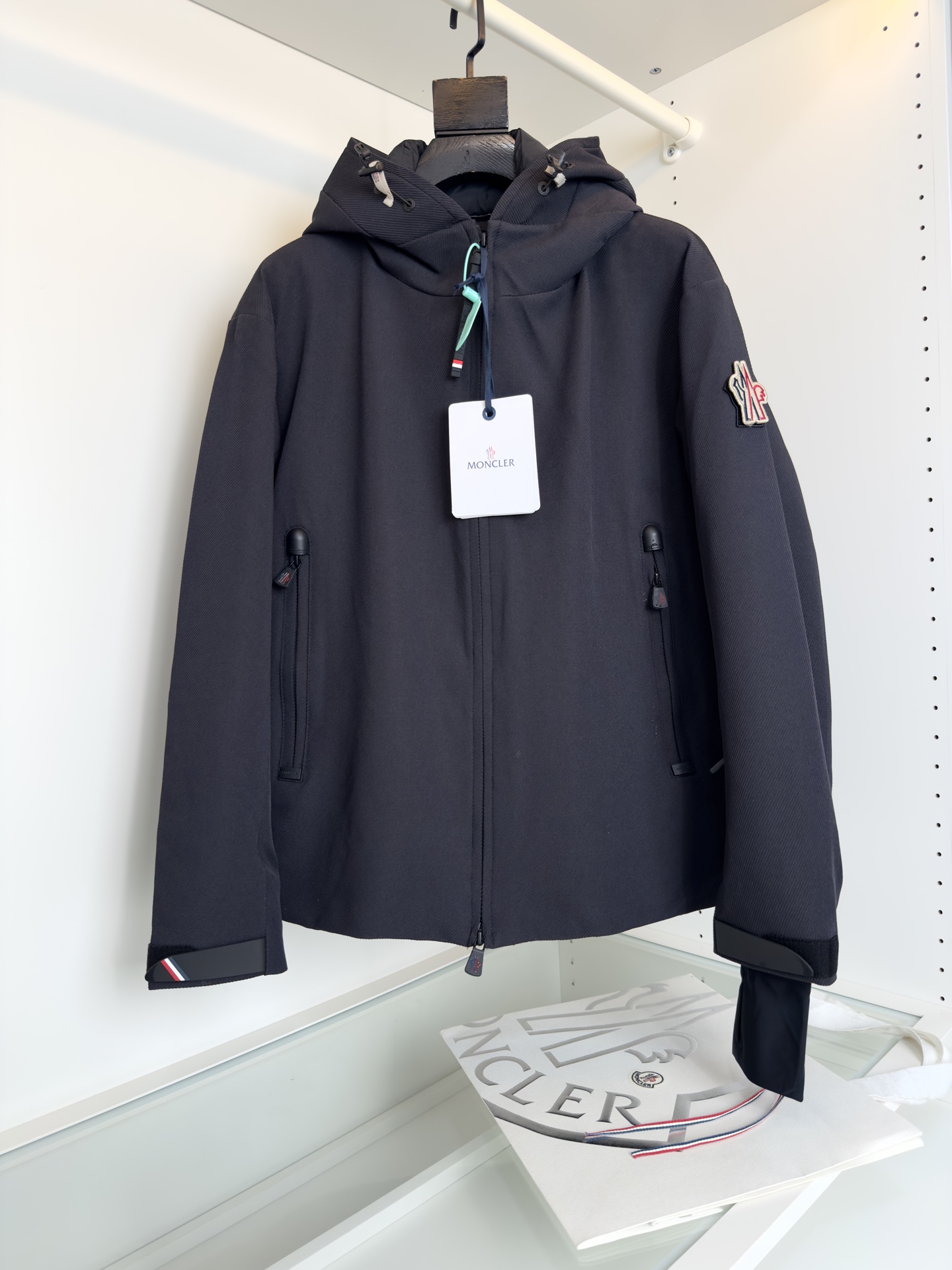 NO:597381,Moncler/Meng Mouth 2025 Autumn and Winter is on sale in the cabinet. Praz drawstring hooded down jacket outdoor ski series!  The black tone combines fashion and practicality. This Praz down jacket adopts a black coat design, which is simple yet elegant. Its unique drawstring hood design not only adds a sense of fashion, but also provides the wearer with additional warmth in the cold wind. The short cut highlights the sophistication and neatness of men.  The jacket is made of customized elastic knitted thick thermal fabric, which not only has excellent thermal insulation performance, but also has good elasticity and wear resistance. The customized knitting process makes the fabric tighter and effectively prevents the intrusion of cold air. The interior is filled with high-quality 90 white goose down to ensure the thermal insulation performance of the jacket  The main color is black, making the jacket more classic and versatile. It can be easily matched with a fashionable look whether in formal occasions or leisure time. Its customized elastic knitted thick warm fabric and unique design style make it stand out among many down jackets and become the first choice for men in autumn and winter. Color Black Size: (1 2 3 4) Try on 172-148 to wear size 2, prada, Moncler, jackets & coats, jackets & coats, down  jacket,hats,alexander wang19860909Moncler/蒙口 2025秋冬 柜在售 Praz抽绳连帽羽绒夹克 户外滑雪系列！黑色的色调,兼具时尚与实用性.这款Praz羽绒夹克采用黑色外套设计,简约而不失大气.其独特的抽绳风帽设计,不仅增添了时尚感,还能在寒风中为佩戴者提供额外的保暖效果.短款剪裁更是凸显男性的干练与利落.外套采用定制弹力针织厚实保暖面料,这种面料不仅具有出色的保暖性能,还具有较好的弹性和耐磨性.定制的针织工艺使得面料更加紧密,有效防止冷空气的侵入.内里采用高质量的90白鹅羽绒填充,保证了外套的保暖性能 以黑色为主色调,使得外套更加经典百搭.无论是在正式场合还是休闲时光,都能轻松搭配出时尚的造型.其定制弹力针织厚实保暖面料和独特的设计风格使得它在众多羽绒外套中脱颖而出,成为男性秋冬季节的首选单品.颜色 黑色 尺码:(1 2 3 4) 试穿172-148穿2码,,prada,Moncler,jackets & coats,jackets & coats,down jacket,hats,alexander wang,Men's clothing