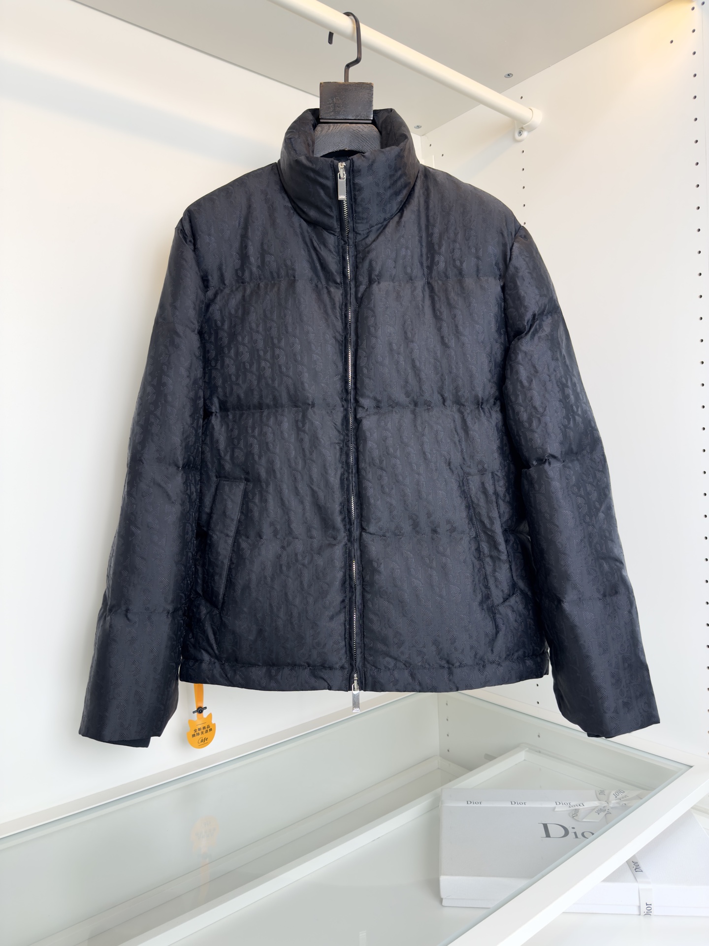 NO:597375,D*or Dior 2025 autumn and winter cabinet is on sale. Oblique iconic jacquard stand-up collar down jacket is the classic Oblique jacquard full-frame design every year. Double zipper placket. Pockets on both sides. Decorated with Dior rubber nameplate on the back. Fitted tailoring. All hardware accessories are ready to order. The fabric is made of technical blended material. The lining is 9010 white duck down filling. Warm and comfortable. Color: black  Haze blue sizes S-XL (with exclusive dust bag), dior, dior, jackets & coats, down jacket, alexander wang19860909D*or迪奥 2025秋冬 柜在售 Oblique标志性提花 立领羽绒外套年年经典的 Oblique 提花全幅的设计.双拉链门襟 两侧插袋 背面饰以 Dior 橡胶铭牌 合体的剪裁 五金辅料全品相订单 面料采用科技混纺材质 内里9010 白鸭绒填充 保暖舒适的 颜色黑色 雾霾蓝尺码S-XL（配专属防尘袋）,,dior,dior,jackets & coats,down jacket,alexander wang,Men's clothing