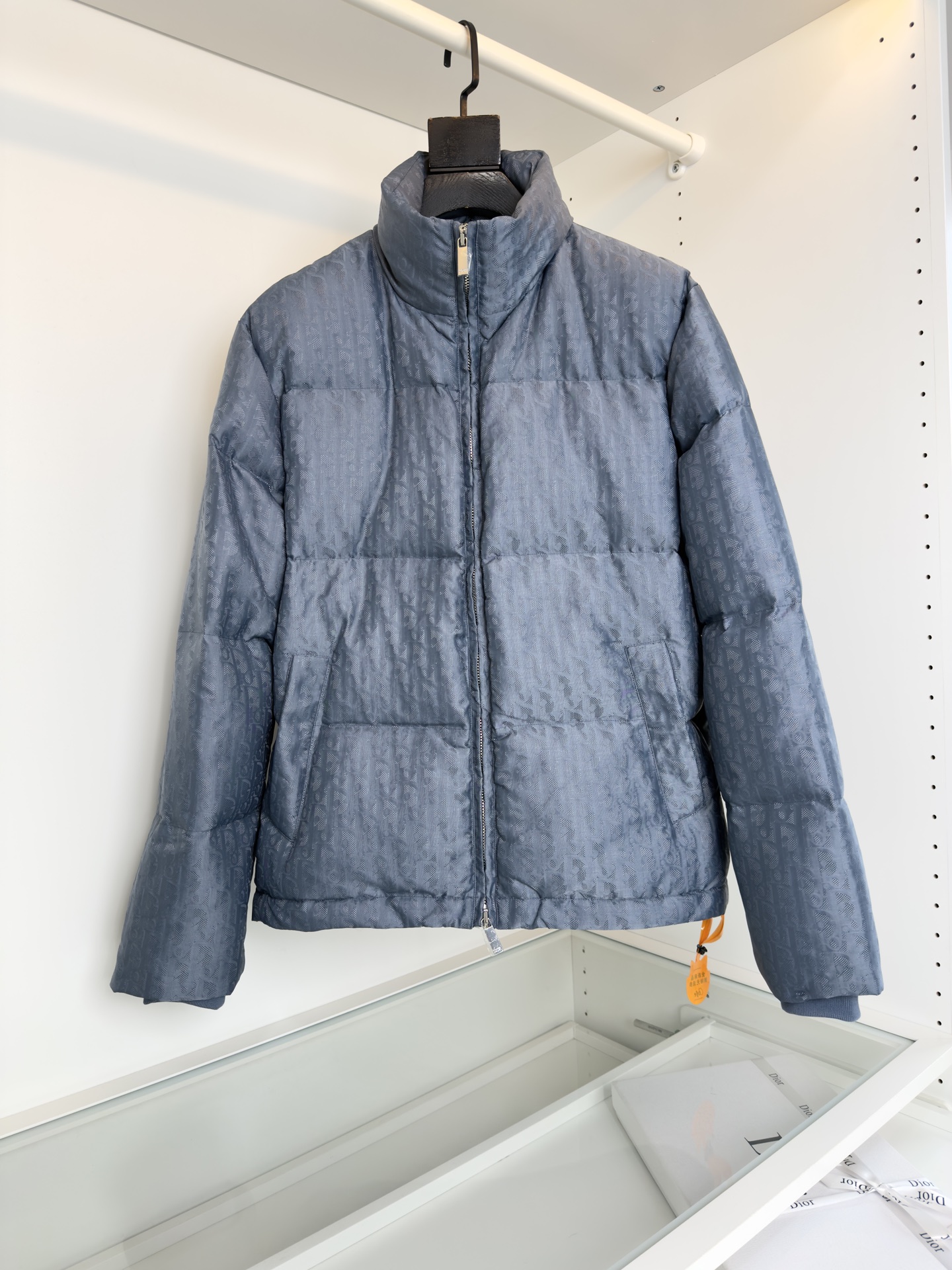 NO:597378,D*or Dior 2025 autumn and winter cabinet is on sale. Oblique iconic jacquard stand-up collar down jacket is the classic Oblique jacquard full-frame design every year. Double zipper placket. Pockets on both sides. Decorated with Dior rubber nameplate on the back. Fitted tailoring. All hardware accessories are ready to order. The fabric is made of technical blended material. The lining is 9010 white duck down filling. Warm and comfortable. Color: black  Haze blue sizes S-XL, try on 172-148, fit in size M (with exclusive dust bag), dior, dior, jackets & coats, down jacket, alexander wang19860909D*or迪奥 2025秋冬 柜在售 Oblique标志性提花 立领羽绒外套年年经典的 Oblique 提花全幅的设计.双拉链门襟 两侧插袋 背面饰以 Dior 橡胶铭牌 合体的剪裁 五金辅料全品相订单 面料采用科技混纺材质 内里9010 白鸭绒填充 保暖舒适的 颜色黑色 雾霾蓝尺码S-XL试穿172-148穿M码合身（配专属防尘袋）,,dior,dior,jackets & coats,down jacket,alexander wang,Men's clothing