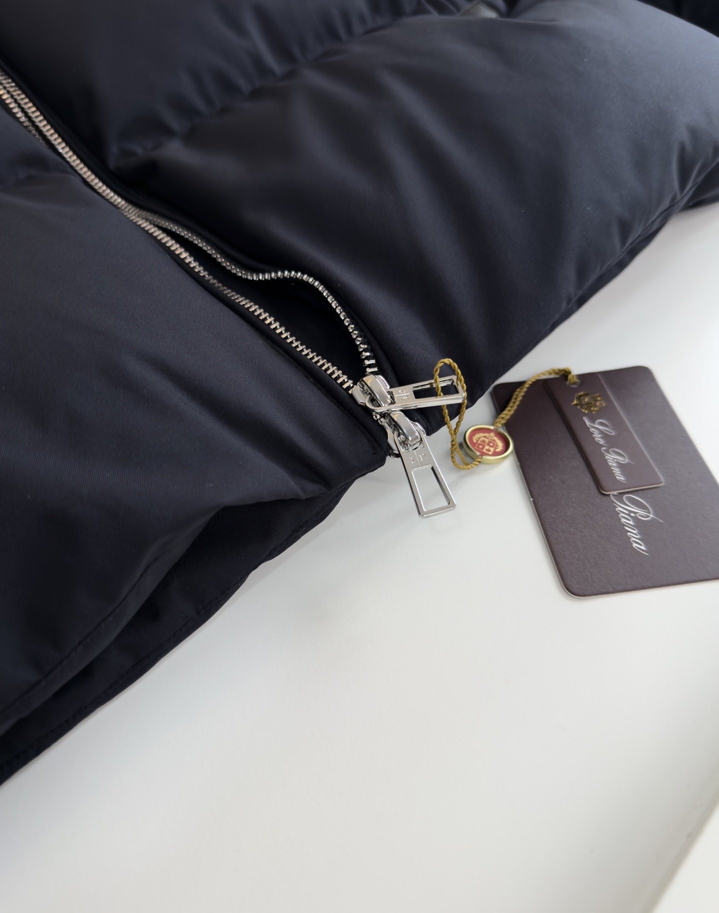 Lo*ro Pi*na诺 u翩雅 2025秋冬 商务通勤立领羽绒外套！年年经典款式 小立领 两侧插袋 拉