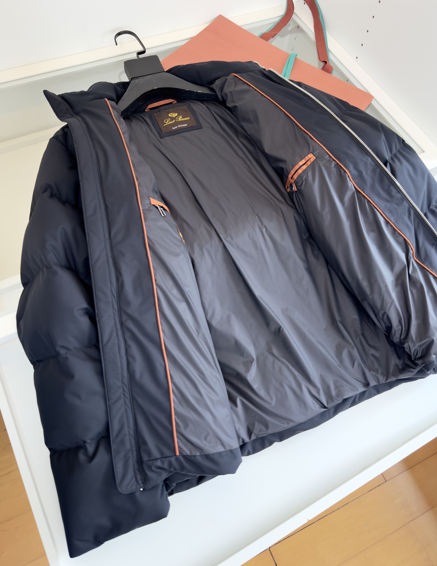 Lo*ro Pi*na诺 u翩雅 2025秋冬 商务通勤立领羽绒外套！年年经典款式 小立领 两侧插袋 拉