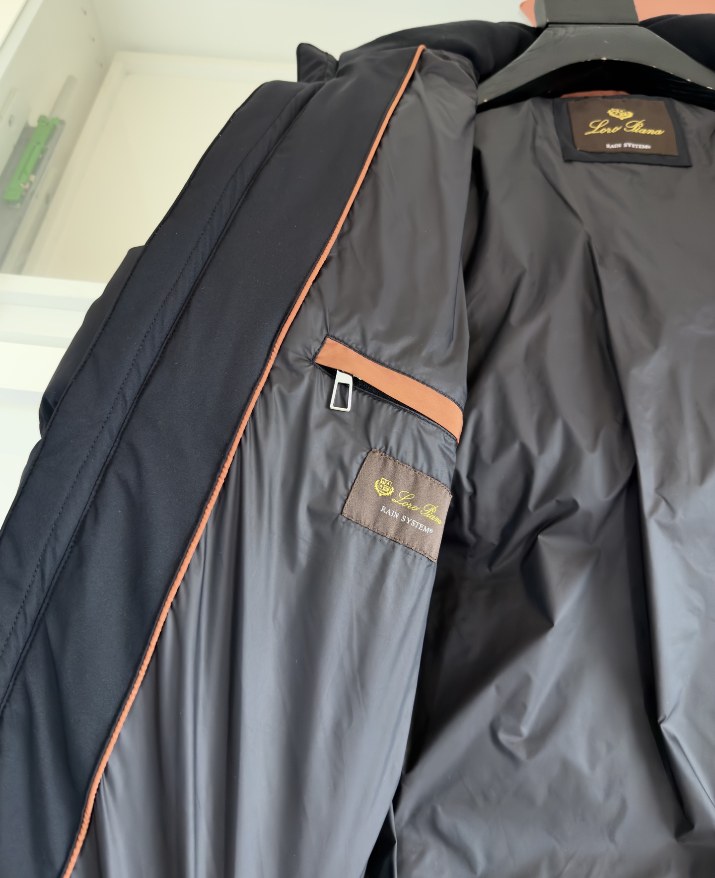 Lo*ro Pi*na诺 u翩雅 2025秋冬 商务通勤立领羽绒外套！年年经典款式 小立领 两侧插袋 拉