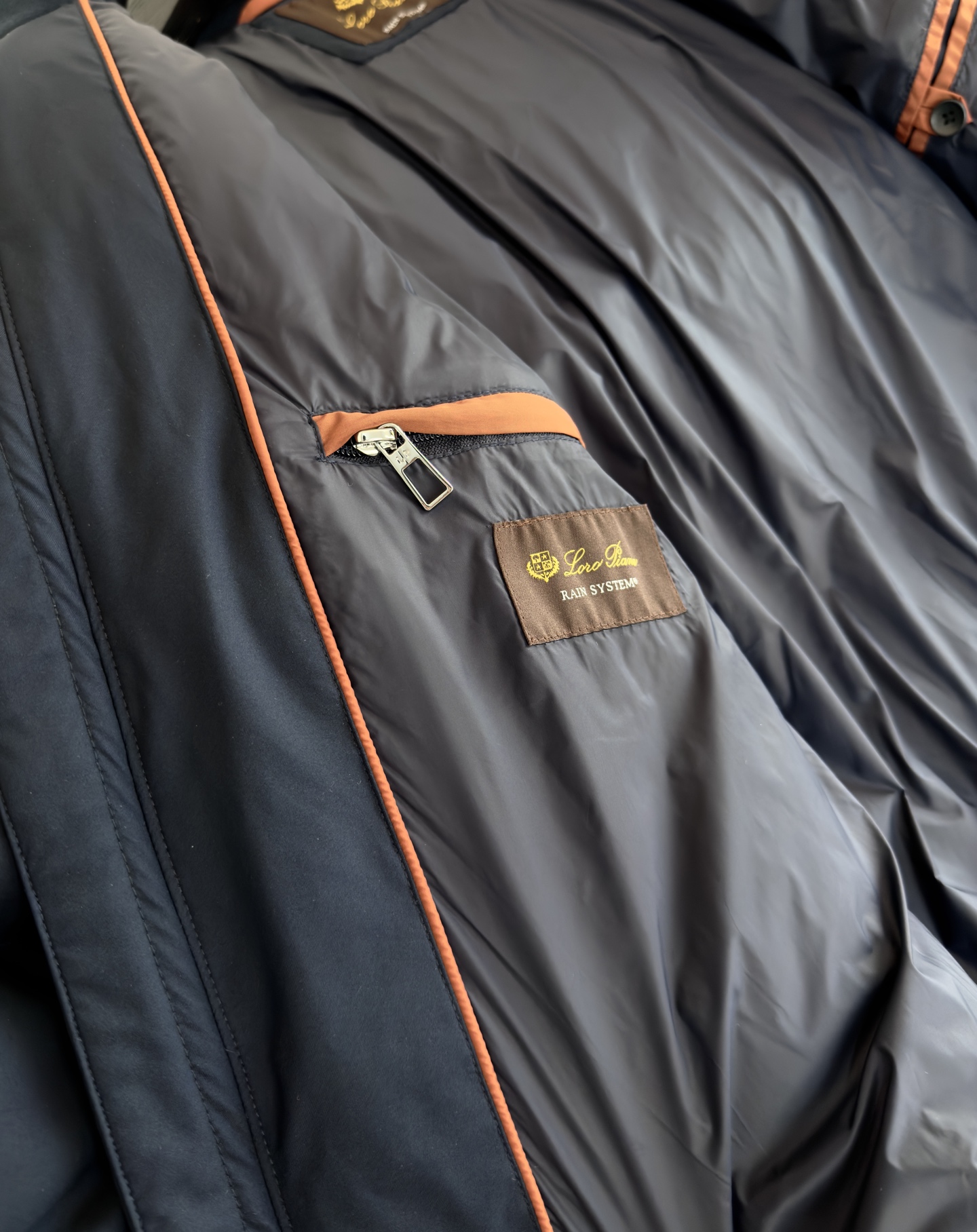 Lo*ro Pi*na诺 u翩雅 2025秋冬 商务通勤立领羽绒外套！年年经典款式 小立领 两侧插袋 拉