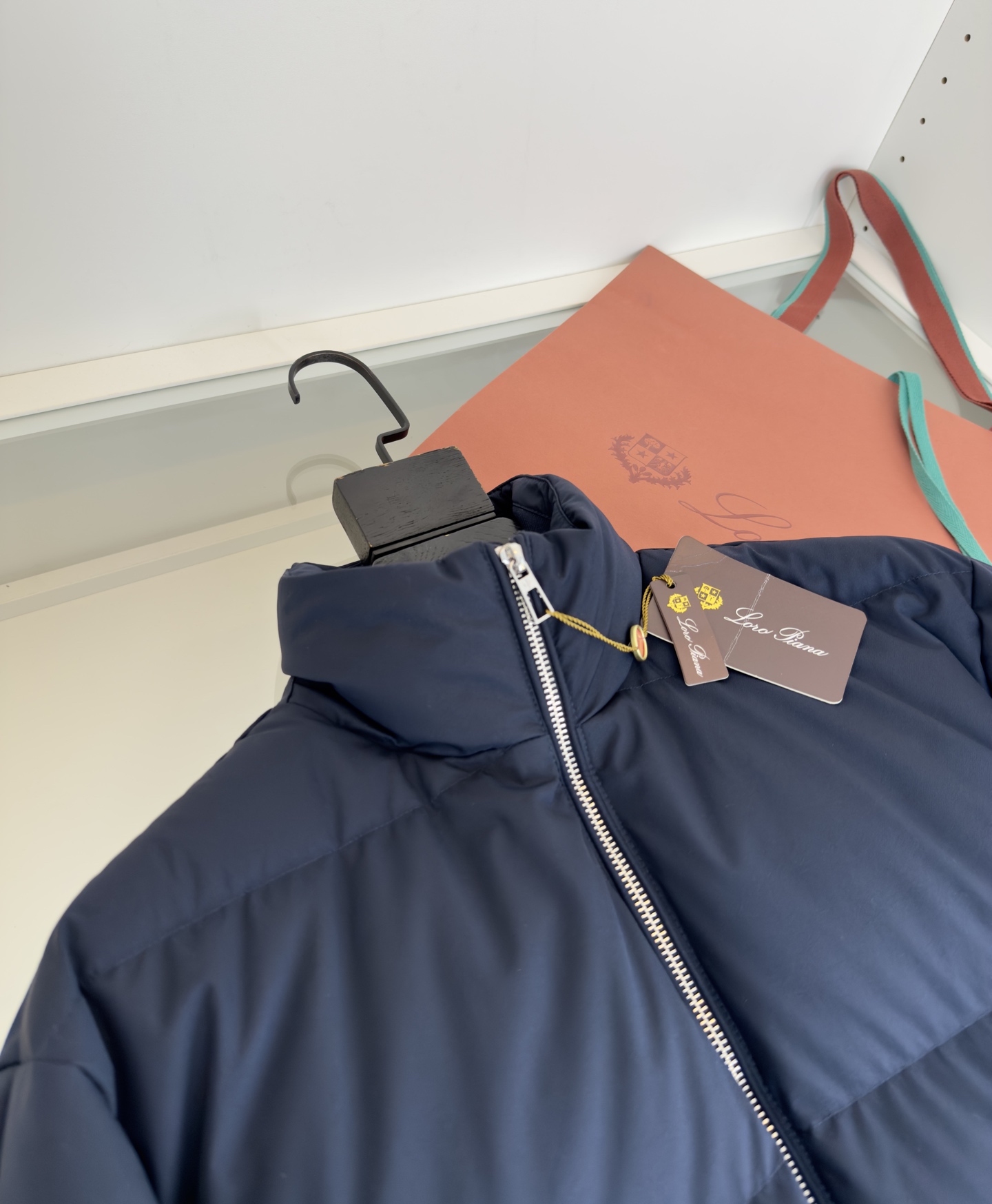 Lo*ro Pi*na诺 u翩雅 2025秋冬 商务通勤立领羽绒外套！年年经典款式 小立领 两侧插袋 拉