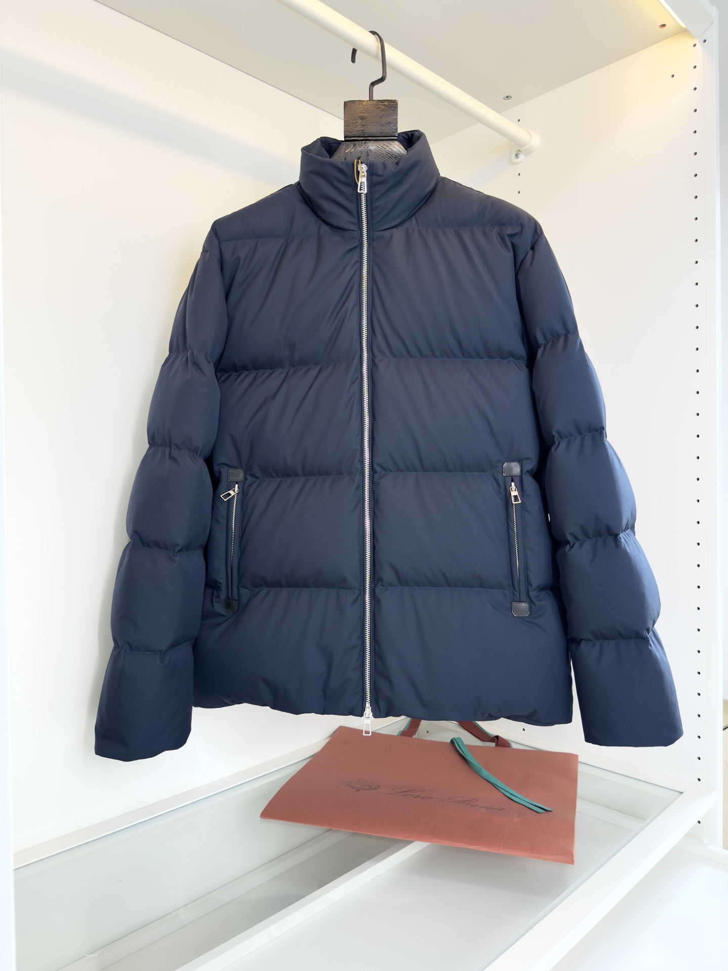 Lo*ro Pi*na诺 u翩雅 2025秋冬 商务通勤立领羽绒外套！年年经典款式 小立领 两侧插袋 拉