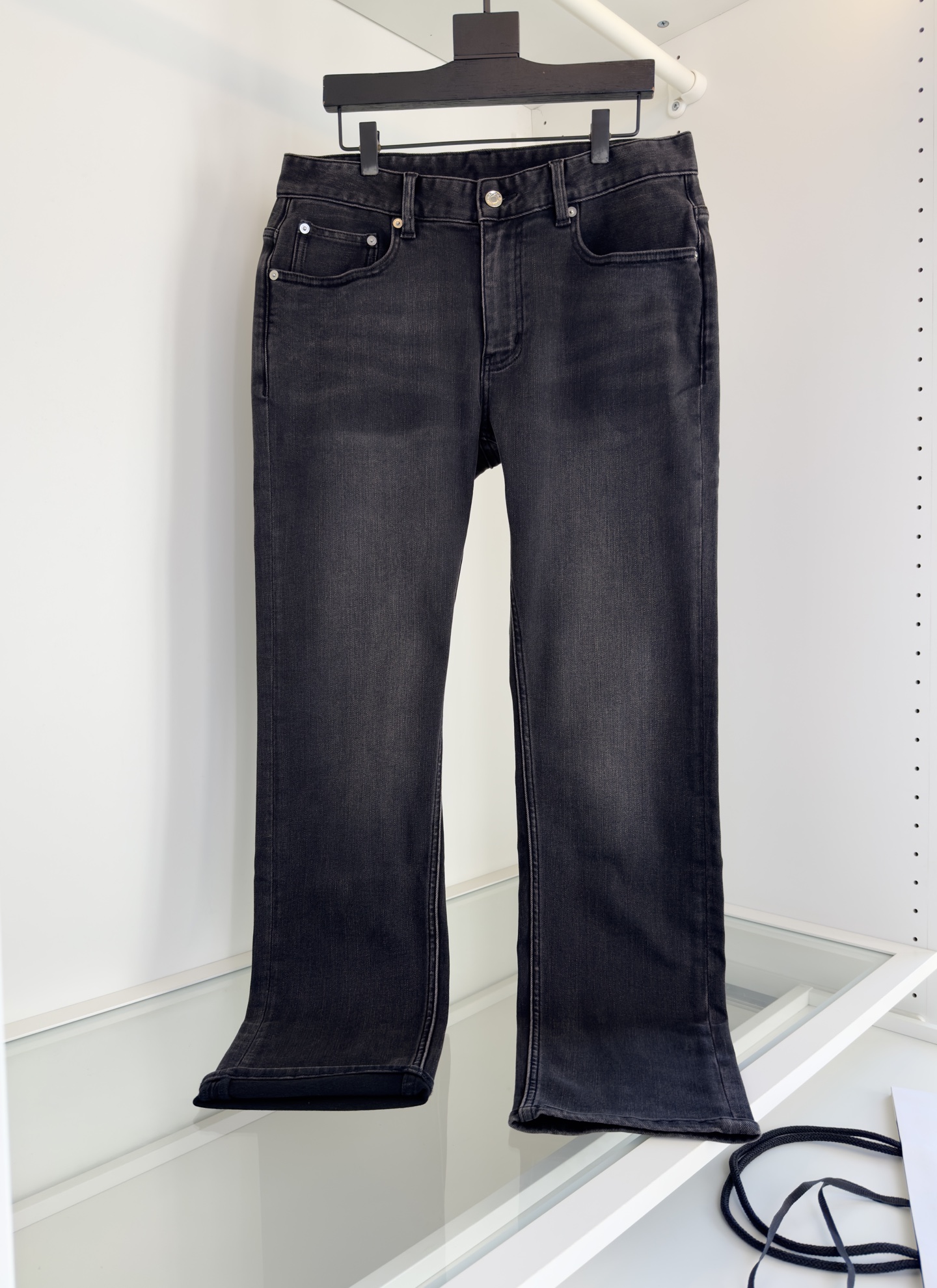 NO:636479,DG Dolce & Gabbana 2025 Autumn and Winter Black and Gray Series Men's Small Straight Slim Jeans, Recommended if You Like Jeans Very Pure Vintage Black and Gray Bloodline, Washed Colors, The Scale is Just Right, Classic Small Straight Style The design uses classic letter embroidery on the back pocket combined with leather brand embellishments. The quality and tailoring design are first-class, the small straight slim cut is washed and looks good.  It is in line with men's most favorite tones, and has a natural and warm washing process. It has a particularly retro tone, rich in color details, and quite personalized. It highlights the uninhibited and wild side of denim, and also demonstrates its own craftsmanship charm, with a strong sense of quality!  98 cotton, 2 spandex, solid feel, skinny, hardware and accessories, color, black and gray, size 30-38 (35 available), try on 172-148, 32 is suitable, Dolce&Gabbana-clothing, Dolce&Gabbana,jeans,alexander wang19860909DG杜嘉*纳 2025秋冬 黑灰系列 男士小直筒修身牛仔裤,喜欢牛仔裤推荐 很纯正复古黑灰血统,水洗的颜色 尺度把握的刚刚好、经典小直筒款式 设计上采用后口袋经典字母刺绣结合皮牌点缀 品质及剪裁设计都堪称一流,小直筒修身剪裁水洗 很好看 符合男性最为心头好的色调,天然保暖的水洗工艺,复古的腔调特别足,颜色丰富细节,颇具个性色彩,凸显了丹宁不羁与野性的一面,亦彰显了本身的工艺魅力,品质感极强！98棉 2氨纶 手感扎实 有骨感 五金辅料全品相 颜色 黑灰 尺码30-38（有35）试穿172-148穿32合适,杜嘉班纳-服装,Dolce&Gabbana,jeans,alexander wang,Women's clothing