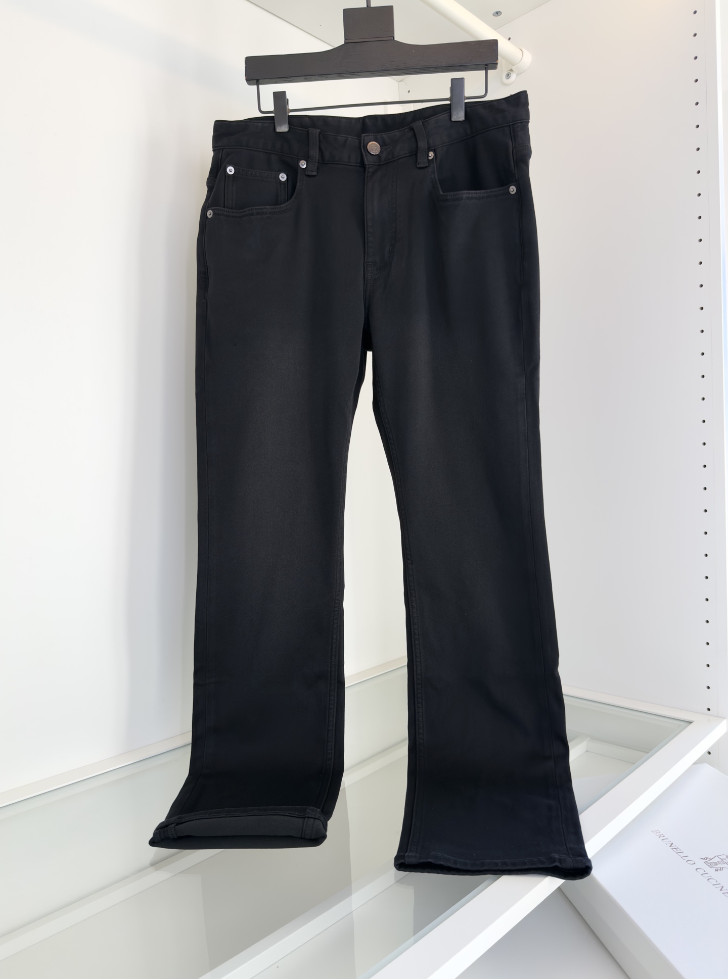 NO:636487,Bru**llo Cuci**lli 2025 Autumn and Winter Casual Outdoor Series Men's Slim Jeans Classic Five-Pocket Style Back Pocket Embroidery Combined with Leather Brand Embellished Design Fitted Tailoring The fabric is made of Yassel customer-supplied wood pulp fiber weaving. It is a high-strength and soft bio-based fiber suitable for autumn and winter wear. It is characterized by excellent comfort and warmth. It feels soft and has a layer of thin velvet inside. It is very skin-friendly and has a good stiff feeling at the same time.  Color black, size 30-38 (35 available), try on size 172-148, size 32 is suitable, men's clothing, jeans, alexander wang19860909Bru**llo Cuci**lli 2025秋冬 休闲户外系列 男士修身牛仔裤 经典五袋款式 后口袋 刺绣结合皮牌的点缀设计 合体的剪裁 面料采用雅赛尔客供材质 木浆纤维织造 是一种 高强 柔软的生物基纤维 适合秋冬季穿着 特点有着极好的舒适性 与 保暖性 手感柔软 内里有着一层薄绒 亲肤性很好的同时又有很好的挺括感 颜色 黑色 码数30-38（有35） 试穿172-148穿32码合适,男装,jeans,alexander wang,Women's clothing