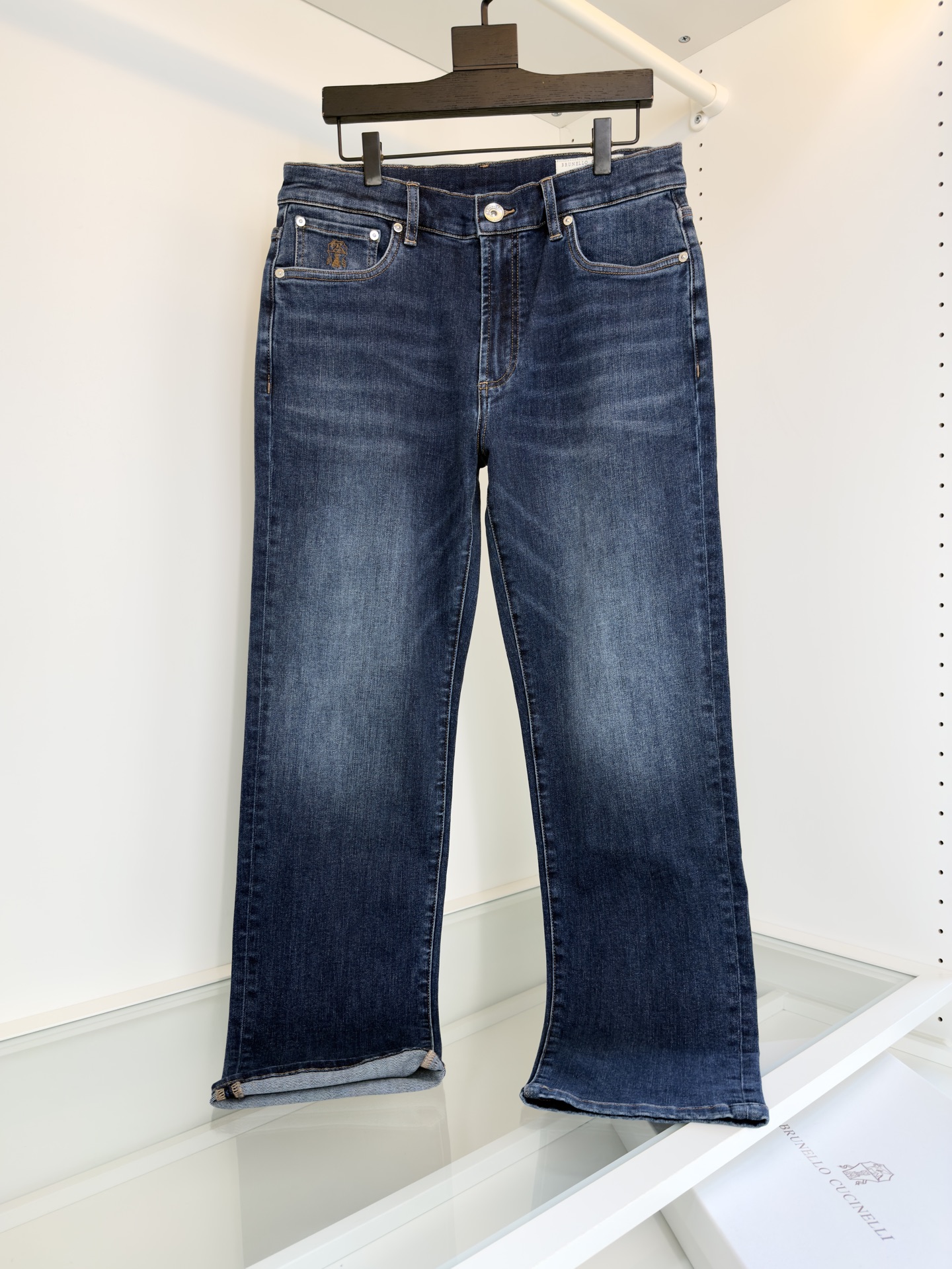 NO:636490,Bru**llo Cuci**lli 2025 Autumn and Winter A must-have classic style every year. Simple, high-end, light luxury style, classic slim fit, small straight fit, tailoring design, versatile business jeans for men's commuting!  Simplicity is not simple. It symbolizes comfort and elegance!  !  Full of style. Super stylish, simple and comfortable!  It feels gentle to the touch, delicate to the touch, super soft and breathable, just right for this season, very high-end, and rich in design, and the upper body effect is great!  Produced by the original factory, recommended for the first time in the industry, with a simple design, it can completely settle the impatience in men's hearts and add that unique fashion charm. It is more suitable for men who have experienced various vicissitudes of life!  And the logo of the latest BC embroidery series is integrated into the front pocket. This series of items can be said to be completely tailor-made for urban men. In addition to high-end classics, it also takes into account fashionable temperament, showing a strong retro atmosphere and nostalgic style. It has a unique charm and full sense of style. It conveys personality and fashionable temperament charm in traditional high-standard business and leisure, highlights exquisiteness and fashionable charm, and highlights its own specifications and grades. Color Blue  Size 30-38 no 35 (44-56) 2-148 is suitable for wearing size 32, men's clothing, jeans, alexander wang19860909Bru**llo Cuci**lli 2025秋冬 年年必出的经典款式 简约高端轻奢范经典修身小直筒版型裁剪设计男士通勤百搭商务牛仔裤！简约不简单.象征着舒适、优雅！！十足腔调.超有型,简洁舒适！手感温和、触感细腻,超柔和透气,正适合这个时节,非常高档,及其富有设计感,上身效果非常棒！原厂代工出品,业内首发推荐,简约的设计,它可以将男人心中那种浮躁彻底沉淀,增添那种独特的时尚魅力,它更加适合那种已经经历过各种沧桑岁月的男士！并且前口袋部其中融入了最新的BC刺绣系列的标志,这个系列的单品可以说是完全为都市型男量身定做,高级经典之外,并且兼顾时髦气质,尽显浓郁的复古气息和怀旧风情,有着一股独特的韵味,格调感十足,与传统的高规商务休闲中,传递个性与时髦气质魅力,凸显精致与时尚魅力,彰显自身的规格档次所在 颜色 蓝色 码数30-38无35（44-56）2-148穿32码合适,男装,jeans,alexander wang,Women's clothing