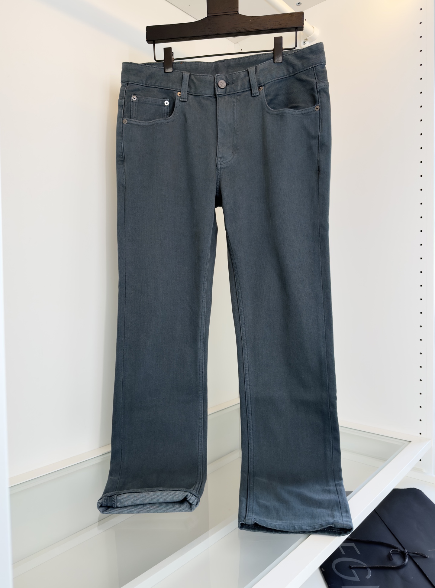 NO:636492,Ze*na cabinets are on sale!  Gentleman's casual, garment-dyed slim jeans, business casual, very practical, classic five-bag style, simple design, Z-shaped brand combined with detailed embellishments. The overall design uses garment dyeing technology to present the saturation, natural fit, clean and eye-catching vision, and very tasteful. Fitted and slim tailoring. The fabric material is made of pima cotton yarn. It feels comfortable. Autumn and winter thickness. The upper body is crisp and stylish. Color: blue, green, gray green, yardage  30-38 try on 172-148, size 32 is suitable, men's clothing, jeans, alexander wang19860909Ze*na杰*亚 柜在售！绅士休闲 成衣染修身牛仔裤 商务休闲 实穿性很高的 经典的五袋款 简约的设计 Z字品牌结合细节点缀 整体的设计采用 成衣染色工艺来呈现 饱和度 贴合自然 视觉干净抢眼的同时 很有品位感 合体修身的剪裁 面料材质采用匹马棉纱线 手感舒适 秋冬厚度 上身挺括有型 颜色 蓝色 绿色 灰绿色 码数 30-38试穿172-148穿32码合适,男装,jeans,alexander wang,Women's clothing